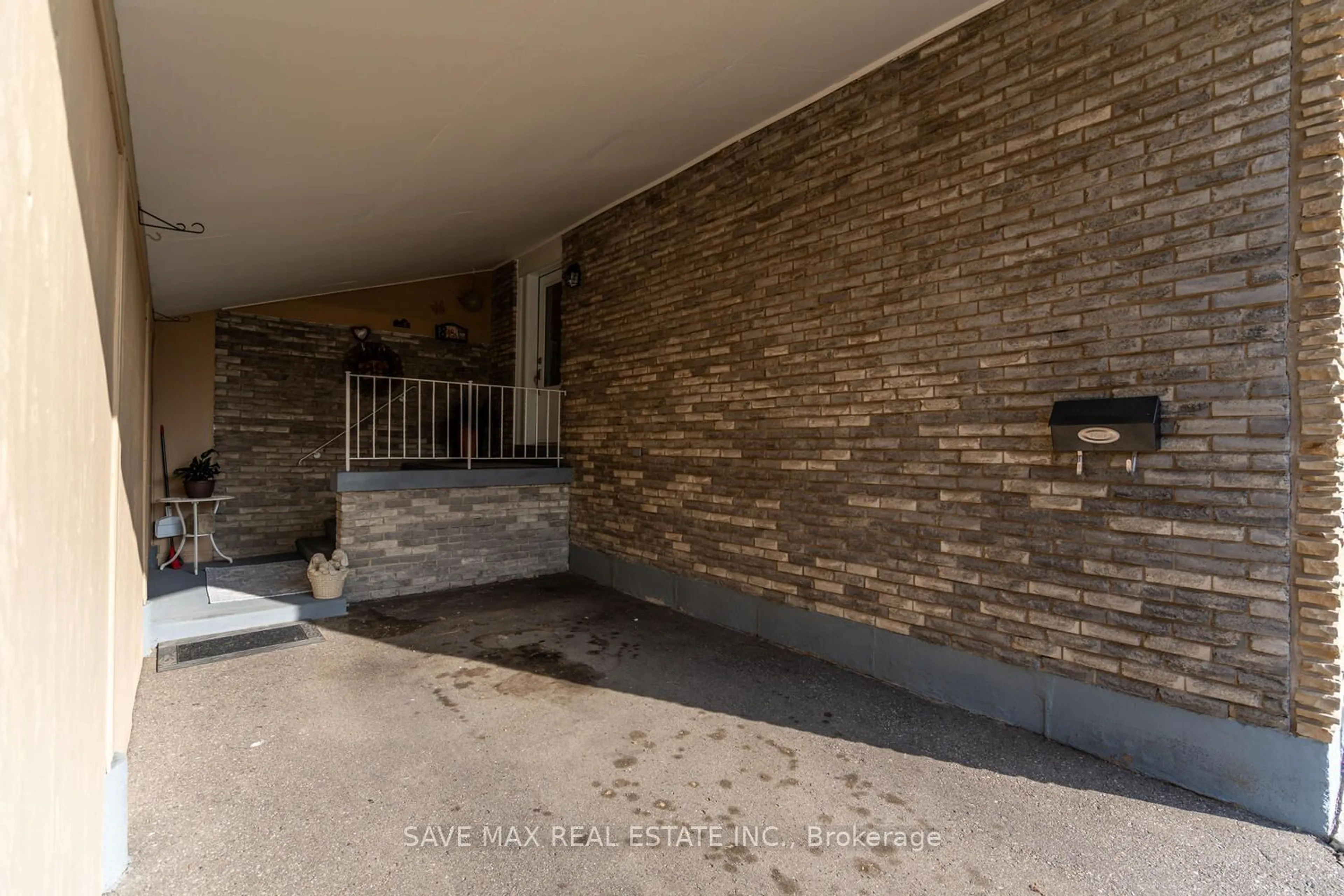 Indoor foyer, cement floor for 8 Edwin Dr, Brampton Ontario L6Y 1A1