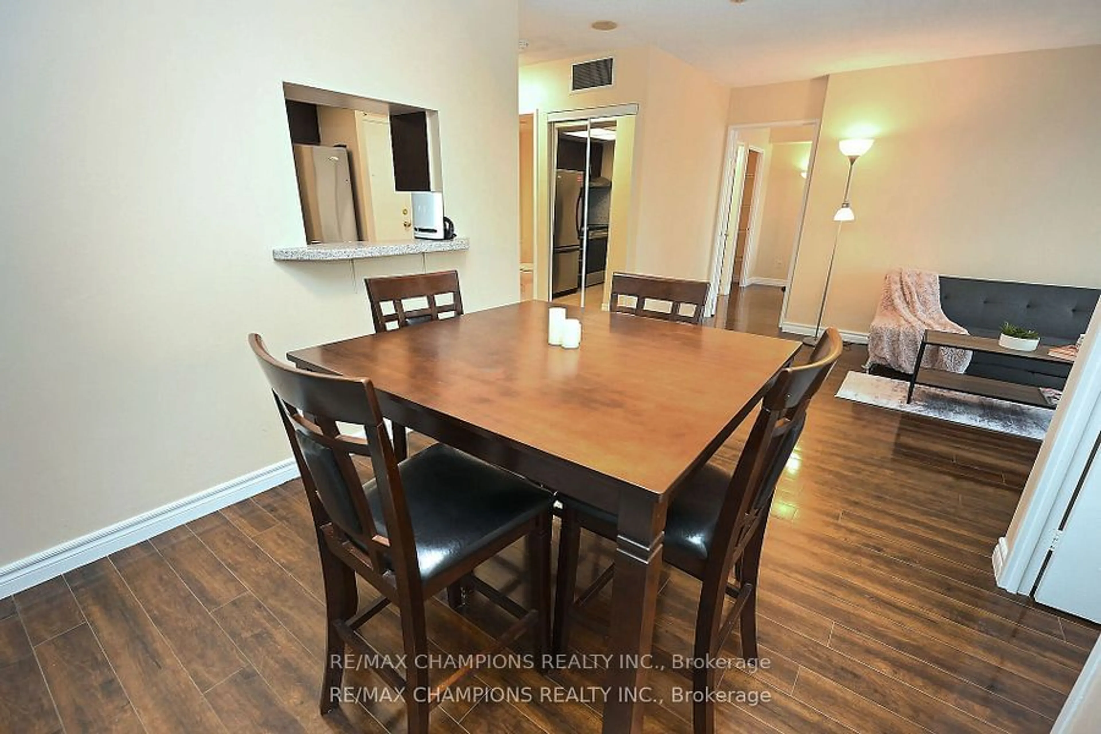 Dining room, wood floors, cottage for 285 Enfield Pl #1511, Mississauga Ontario L5B 3Y6