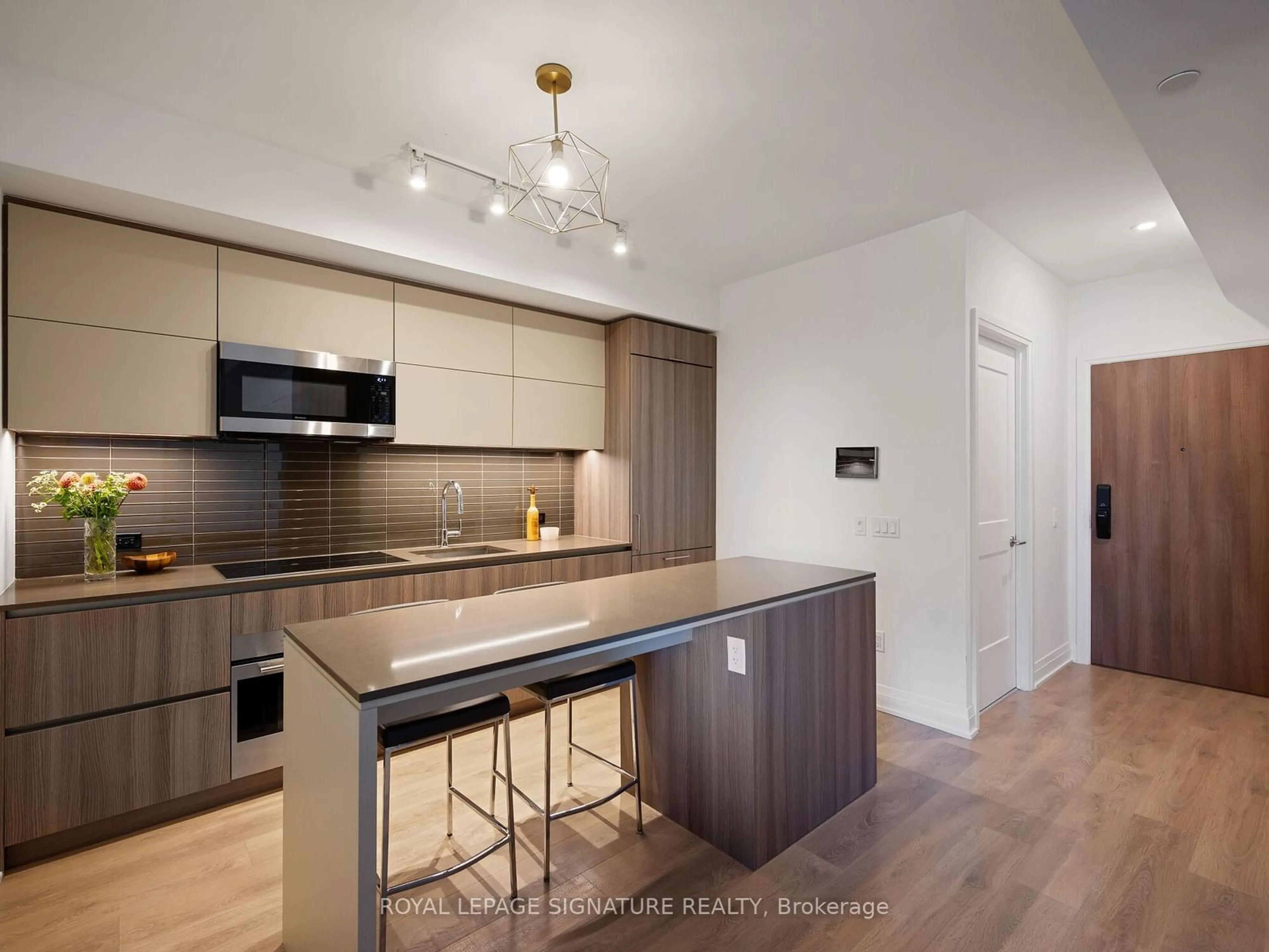 Standard kitchen for 21 Park St #520, Mississauga Ontario L5G 1L7