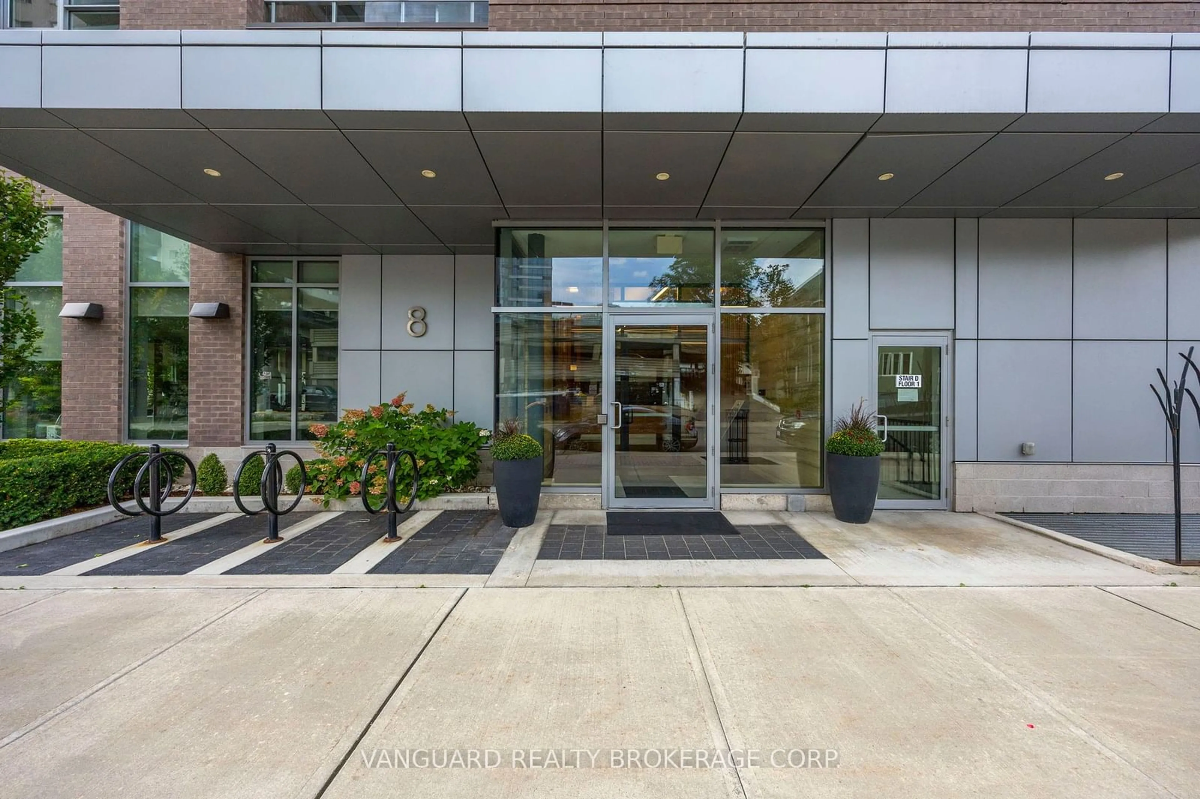 Indoor lobby for 8 Ann St #204, Mississauga Ontario L5G 3E6