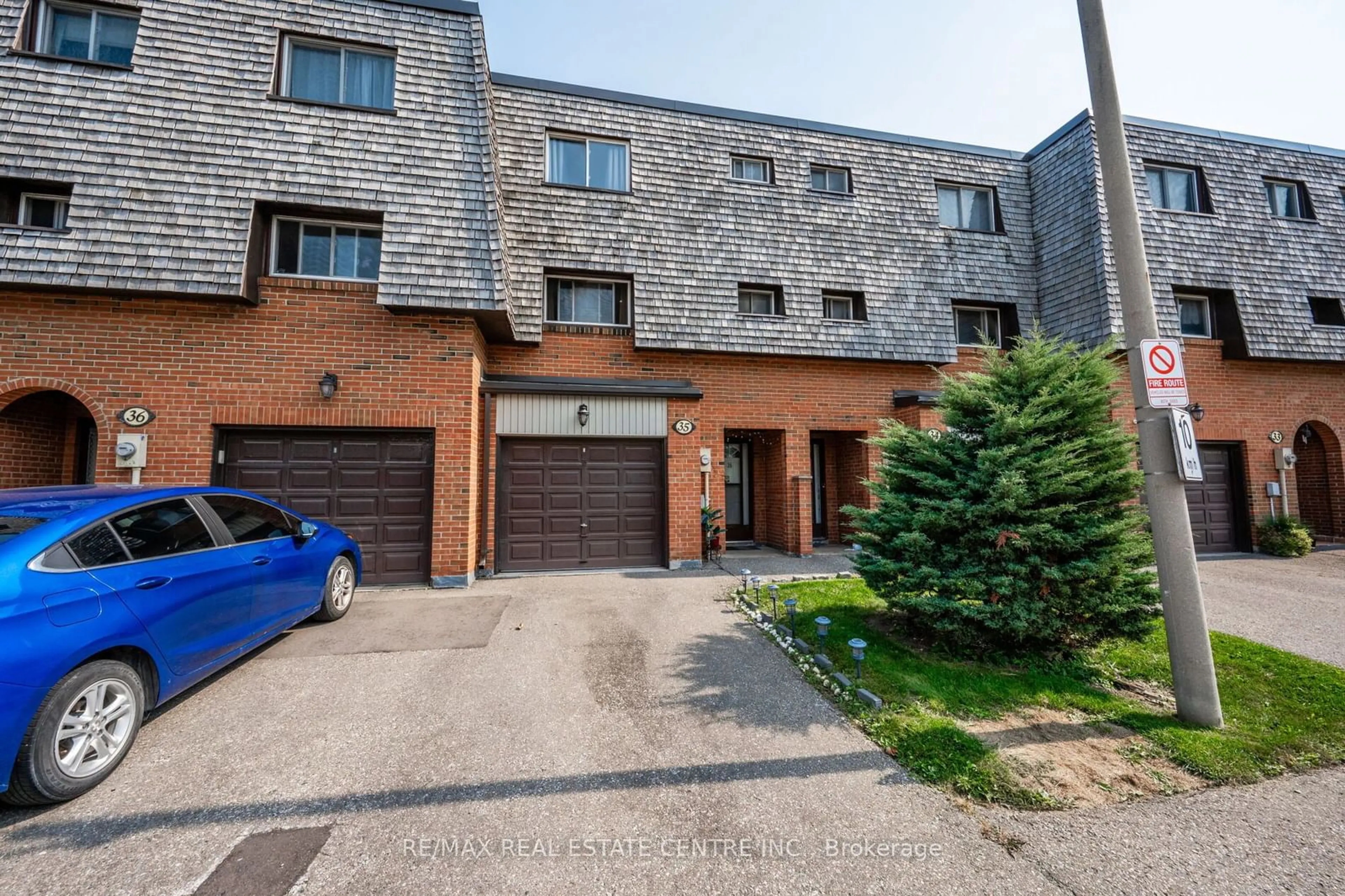 A pic from exterior of the house or condo for 35 Briar Path, Brampton Ontario L6T 2A3