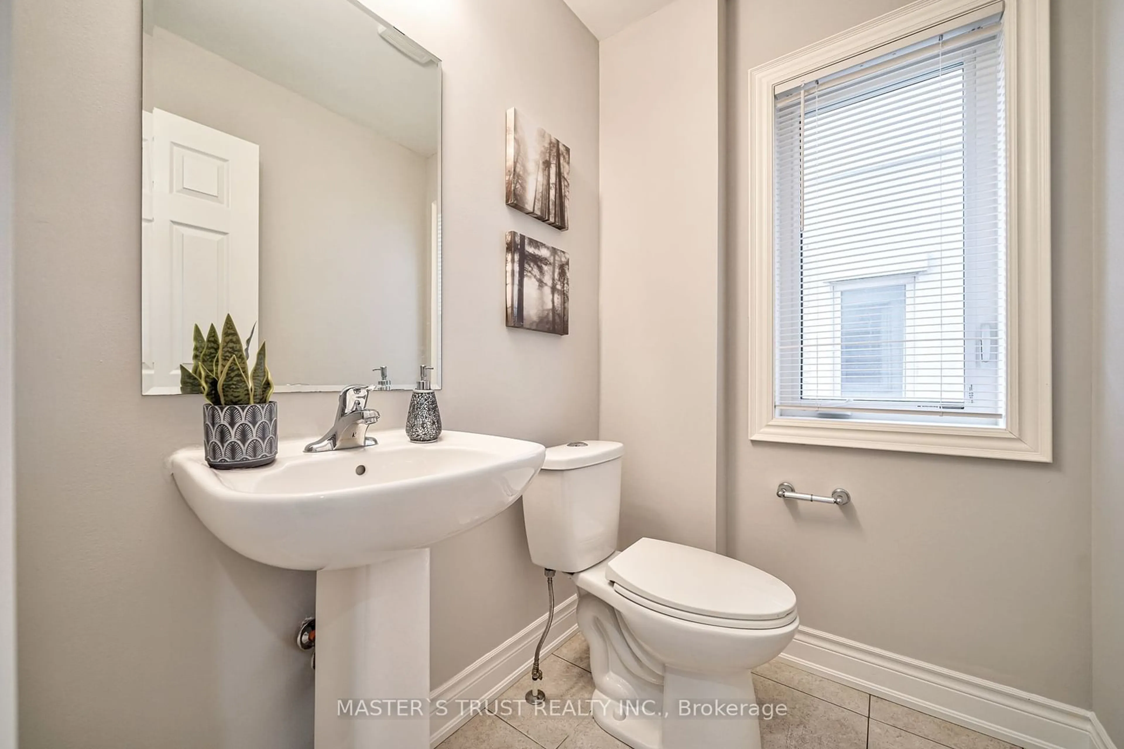 Bathroom for 3152 Goodyear Rd, Burlington Ontario L7M 1A2