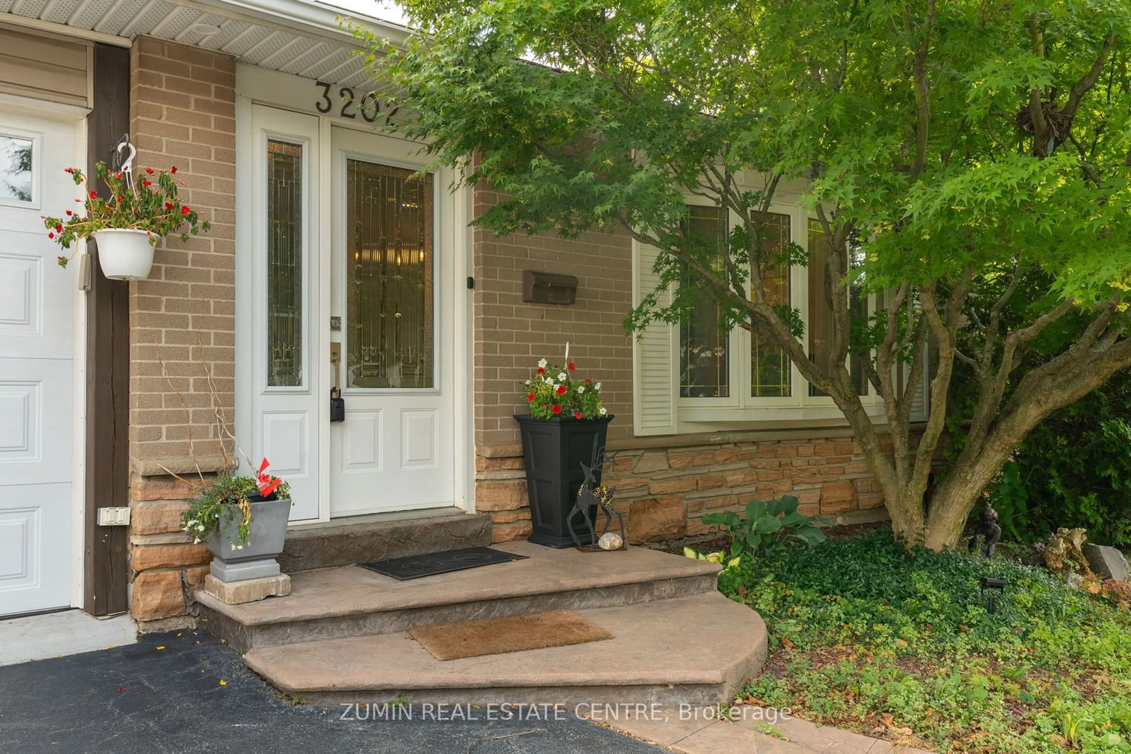 Indoor entryway for 3202 Centennial Dr, Burlington Ontario L7M 1C2