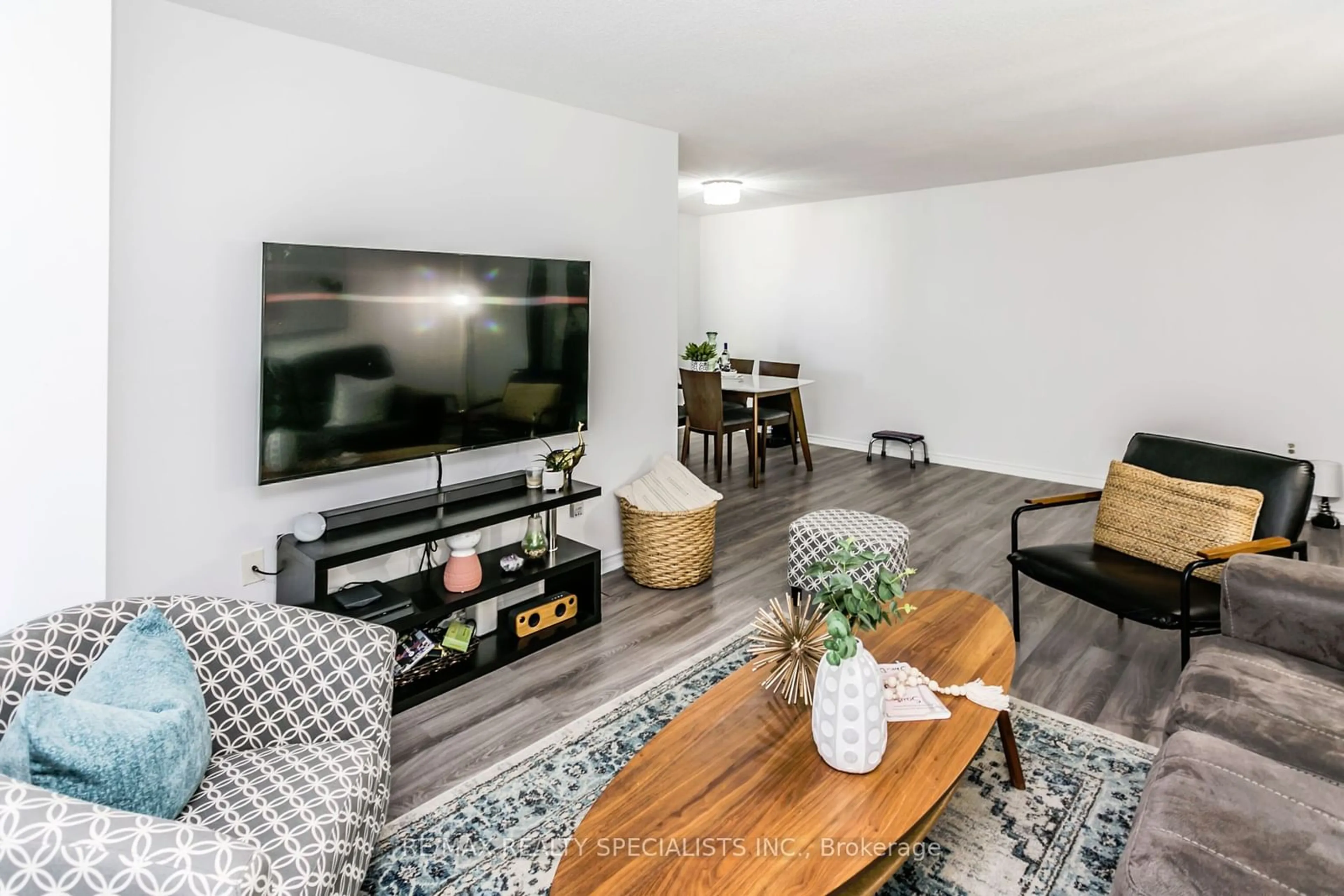 Living room for 21 KNIGHTSBRIDGE Rd #1708, Brampton Ontario L6T 3Y1