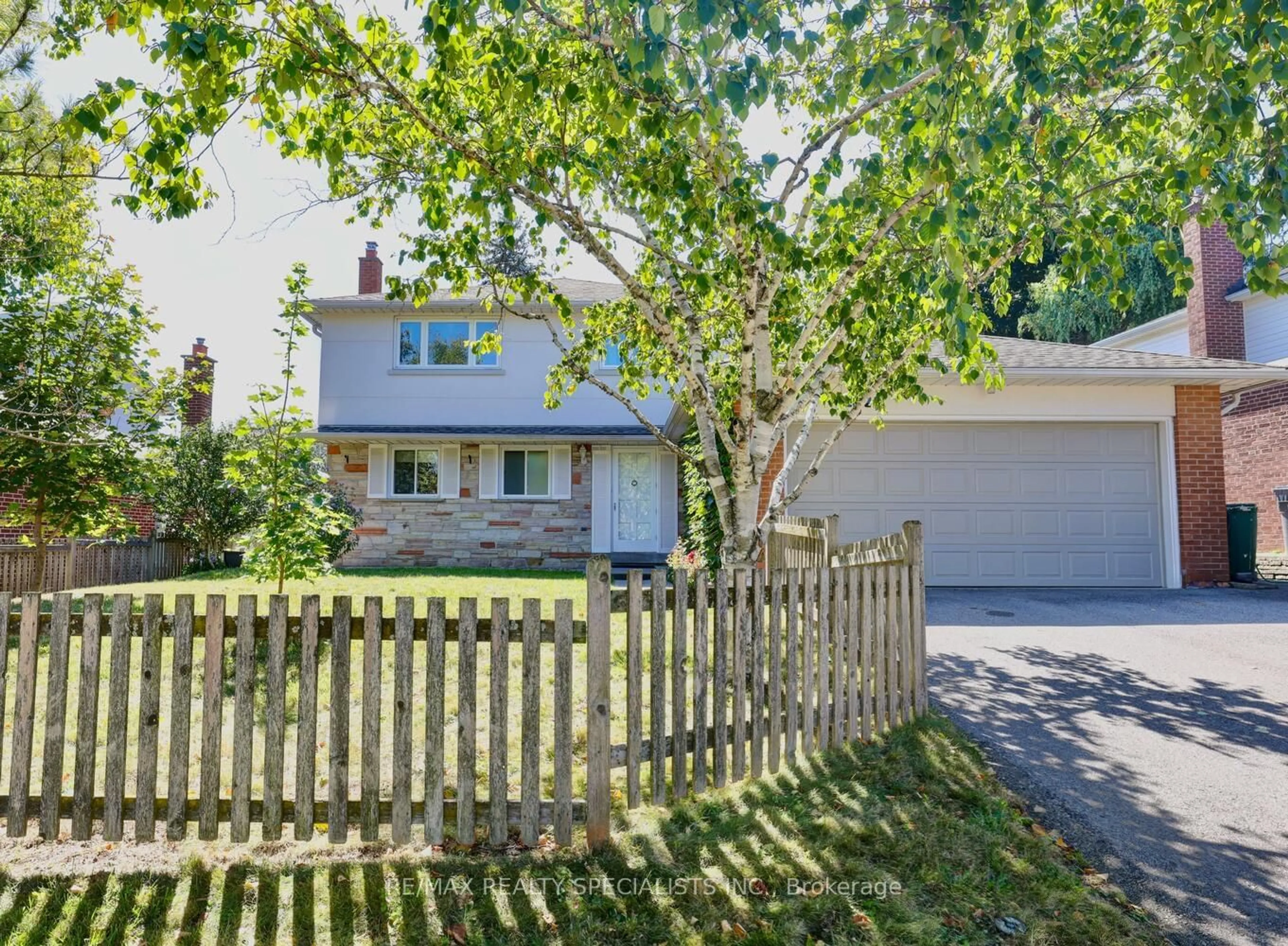 Fenced yard for 2312 Homelands Dr, Mississauga Ontario L5K 1G6