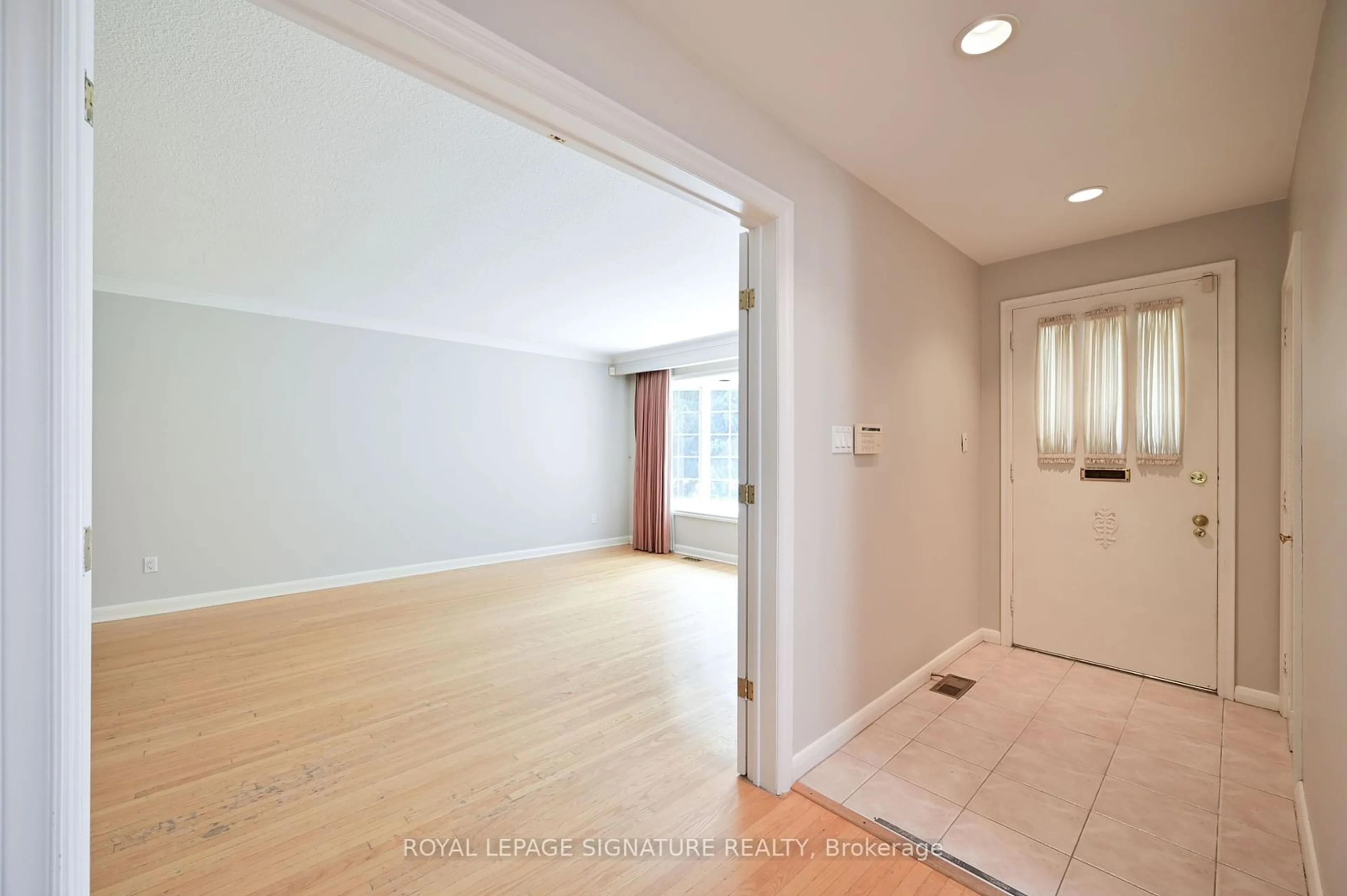 Indoor entryway, wood floors for 1441 Clarkson Rd, Mississauga Ontario L5J 2W7