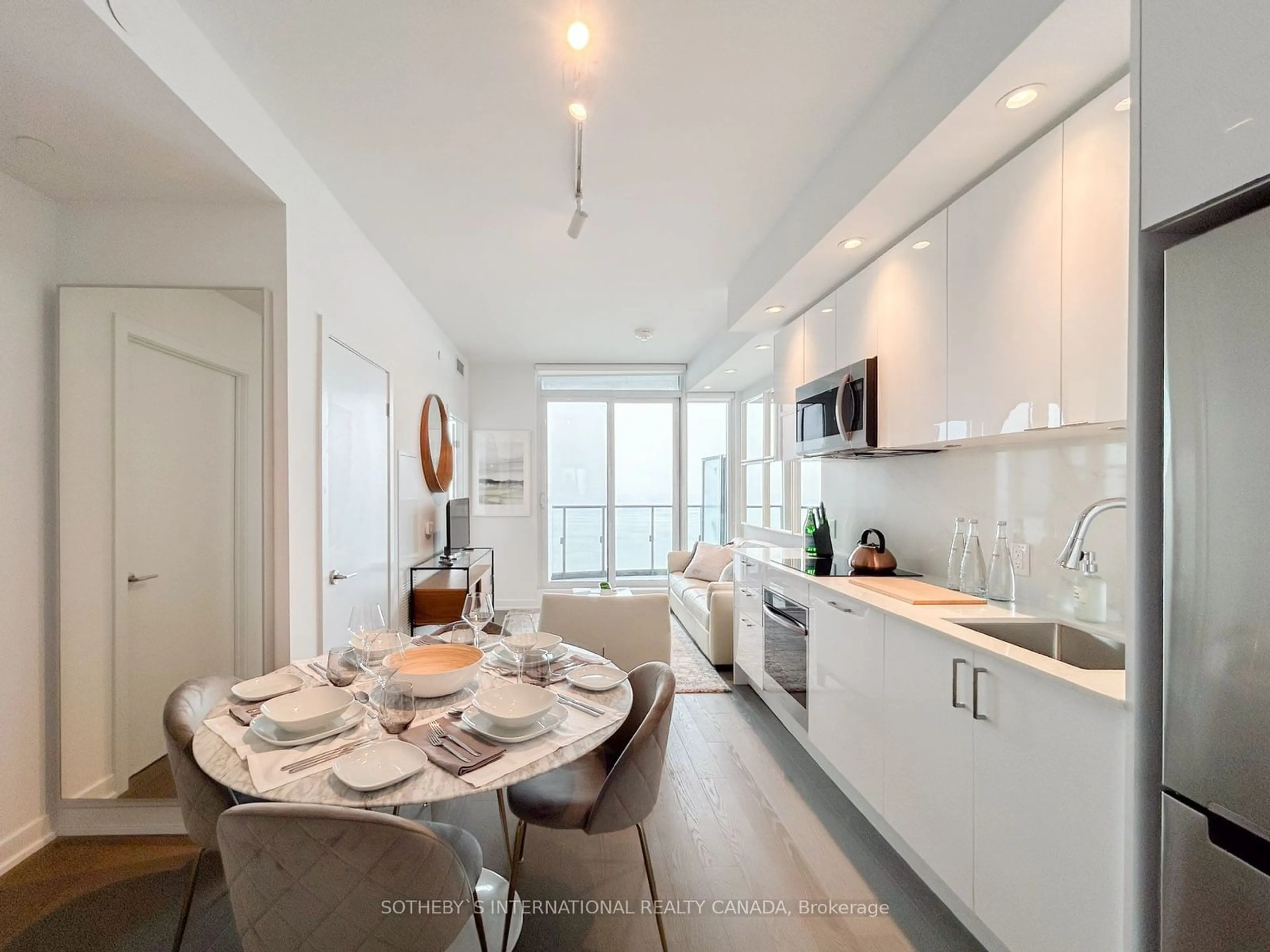 Open concept kitchen for 1926 Lake Shore Blvd #4007, Toronto Ontario M6S 1A1