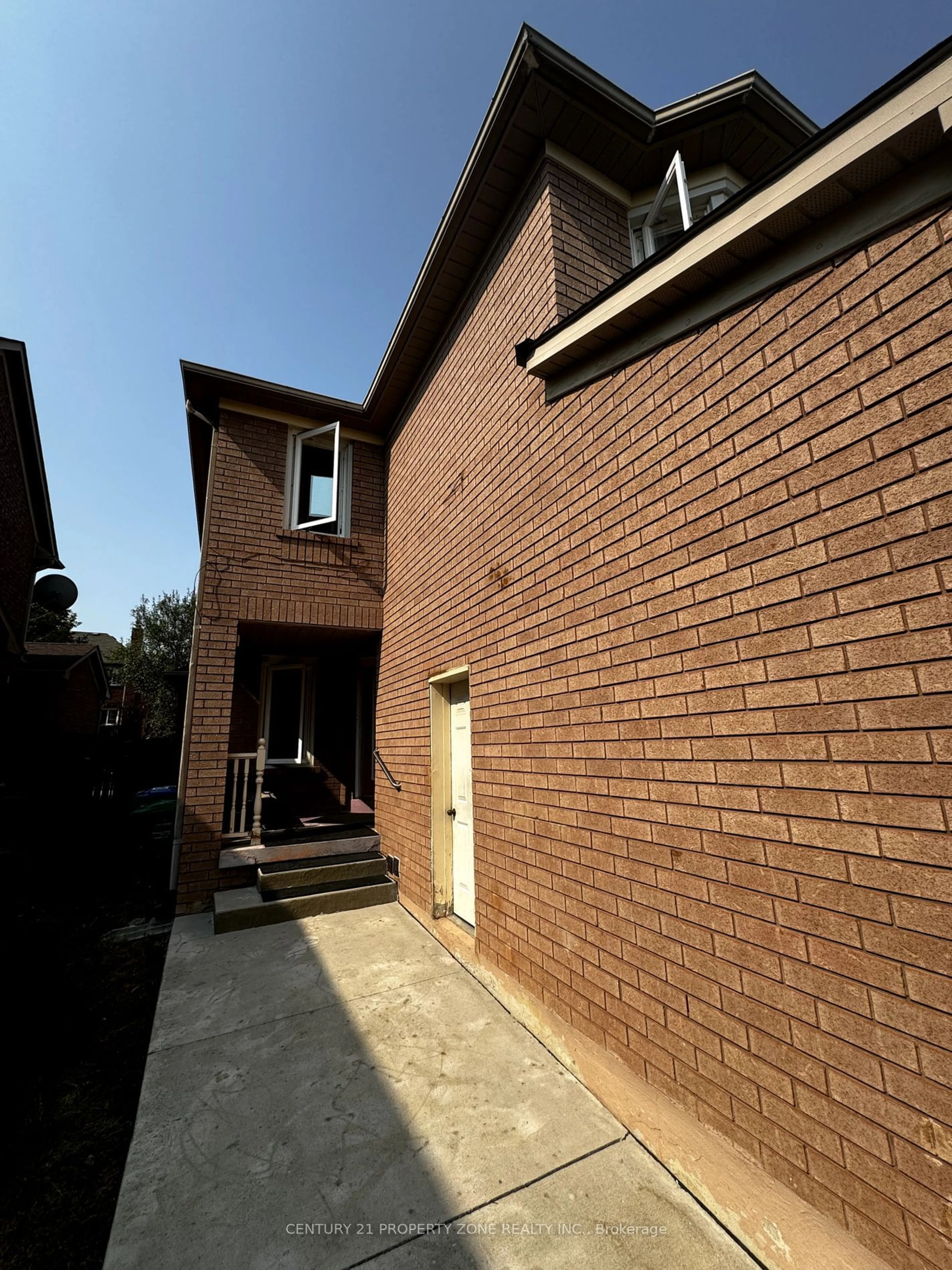 Home with brick exterior material for 47 Alaskan Summit Crt, Brampton Ontario L6R 1P1