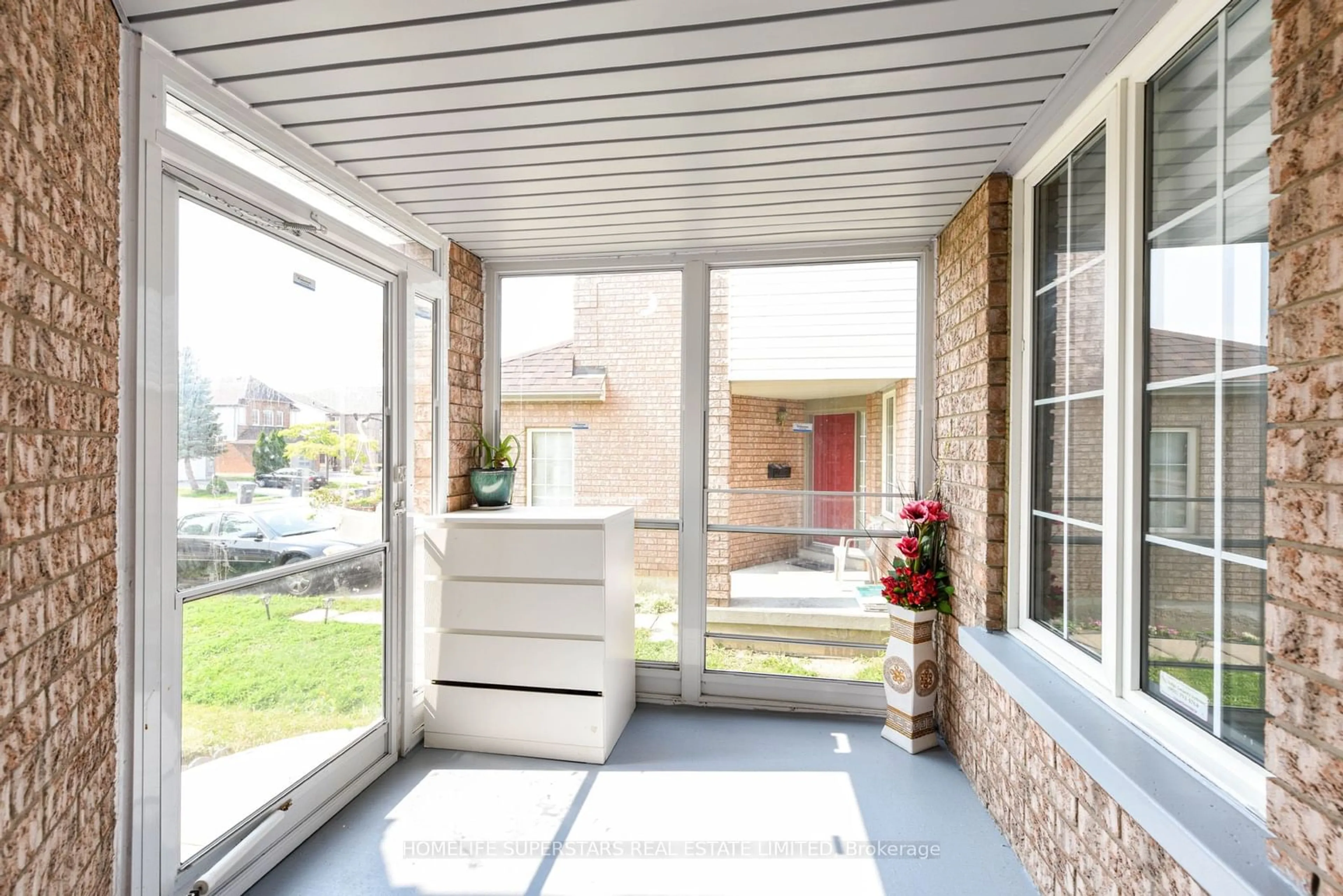 Indoor entryway for 37 Willow Park Dr, Brampton Ontario L6R 2N2