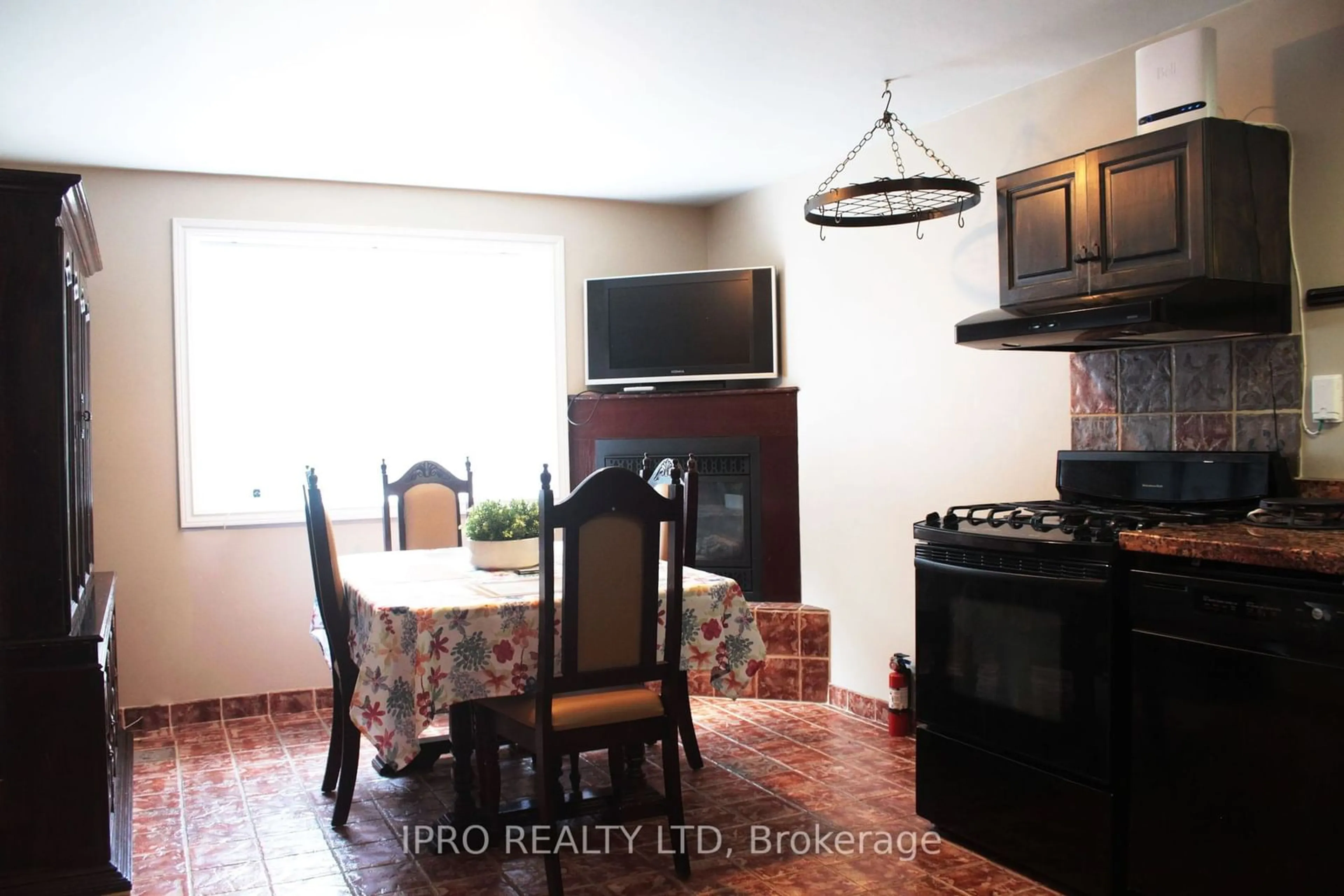 Dining room for 11 Maple Lane, Caledon Ontario L7E 0L3