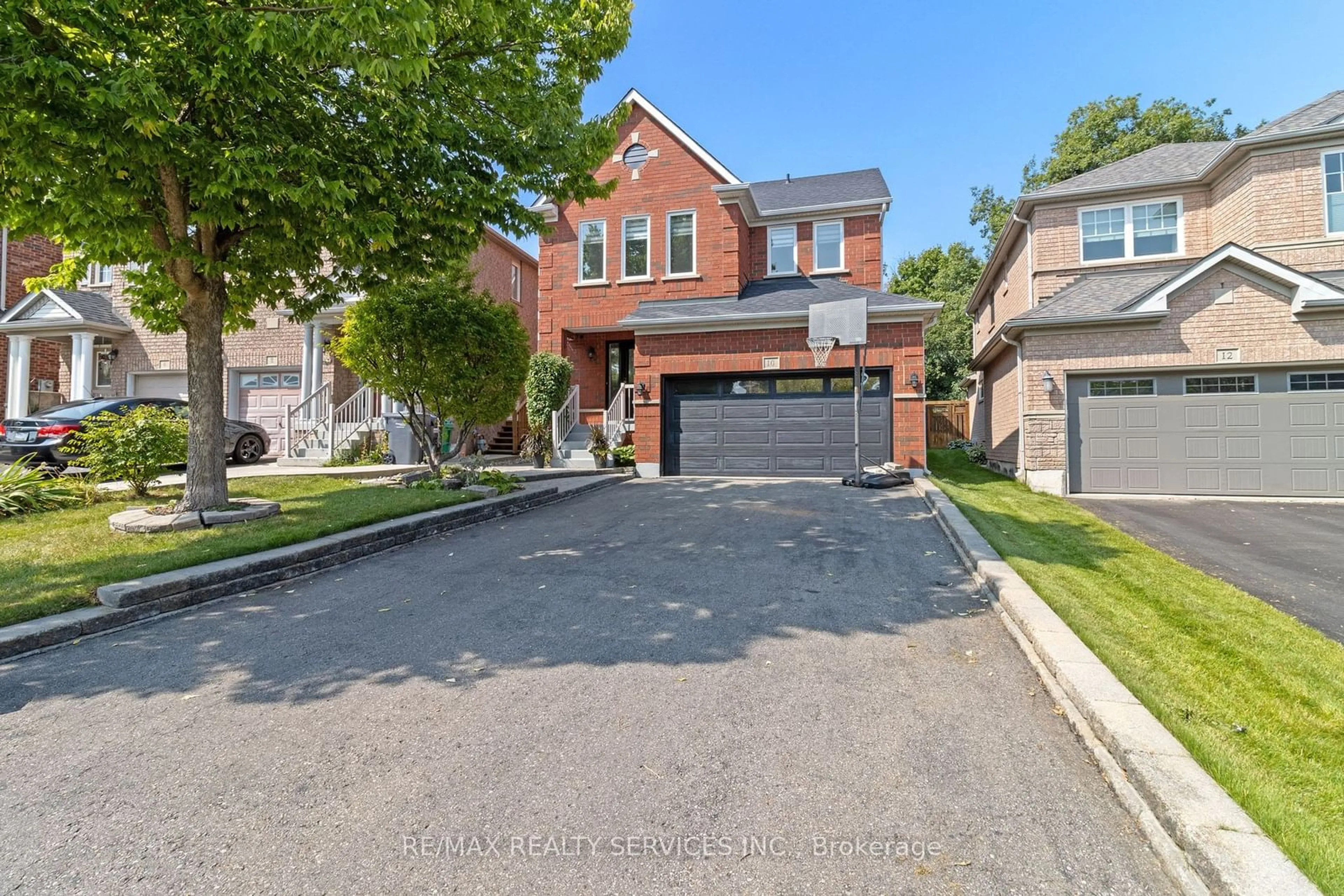 Home with brick exterior material for 10 Oak Gardens Crt, Brampton Ontario L6R 2Y6