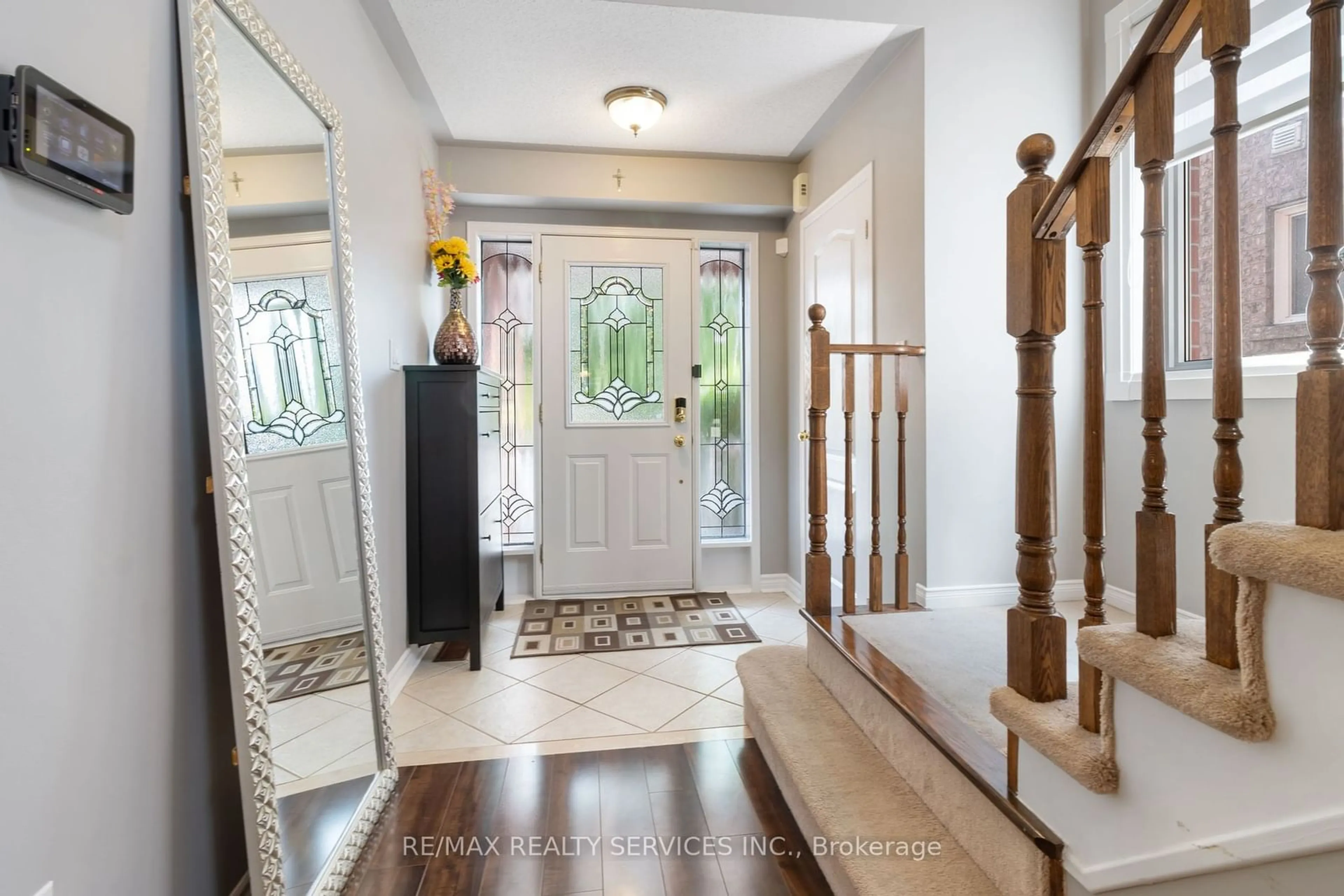 Indoor entryway for 10 Oak Gardens Crt, Brampton Ontario L6R 2Y6