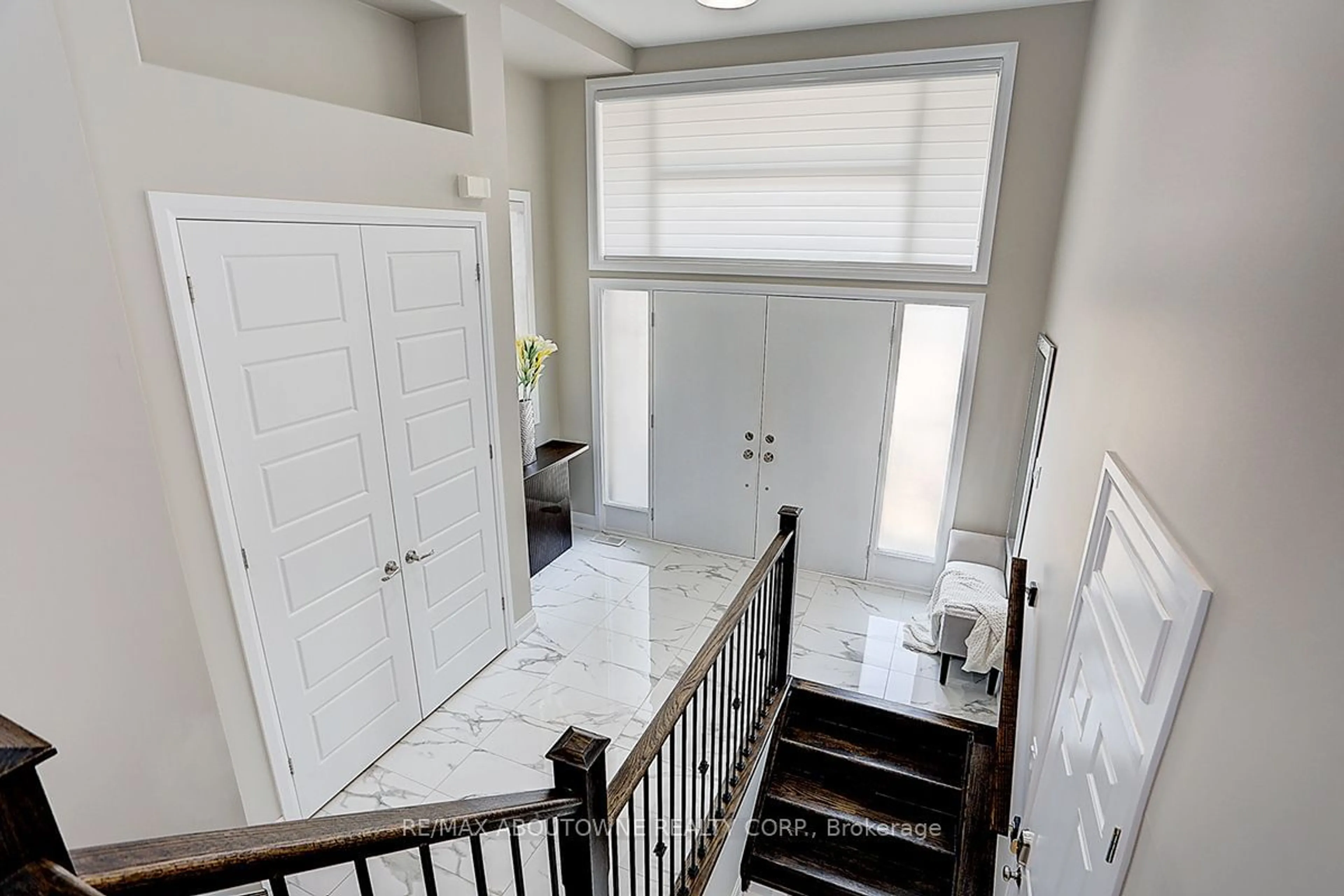 Indoor foyer for 292 Harold Dent Tr, Oakville Ontario L6M 1S1