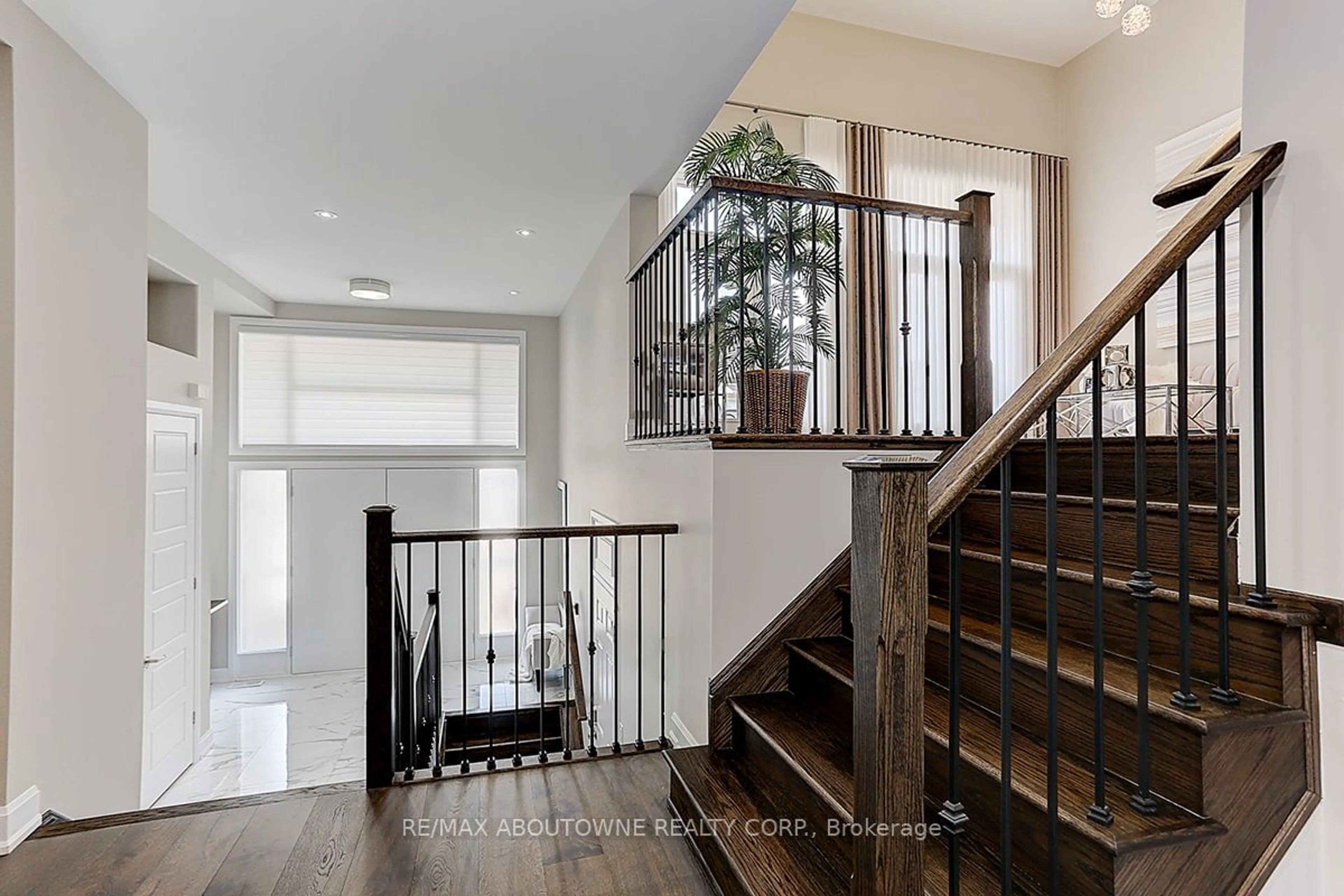 Indoor entryway, wood floors for 292 Harold Dent Tr, Oakville Ontario L6M 1S1