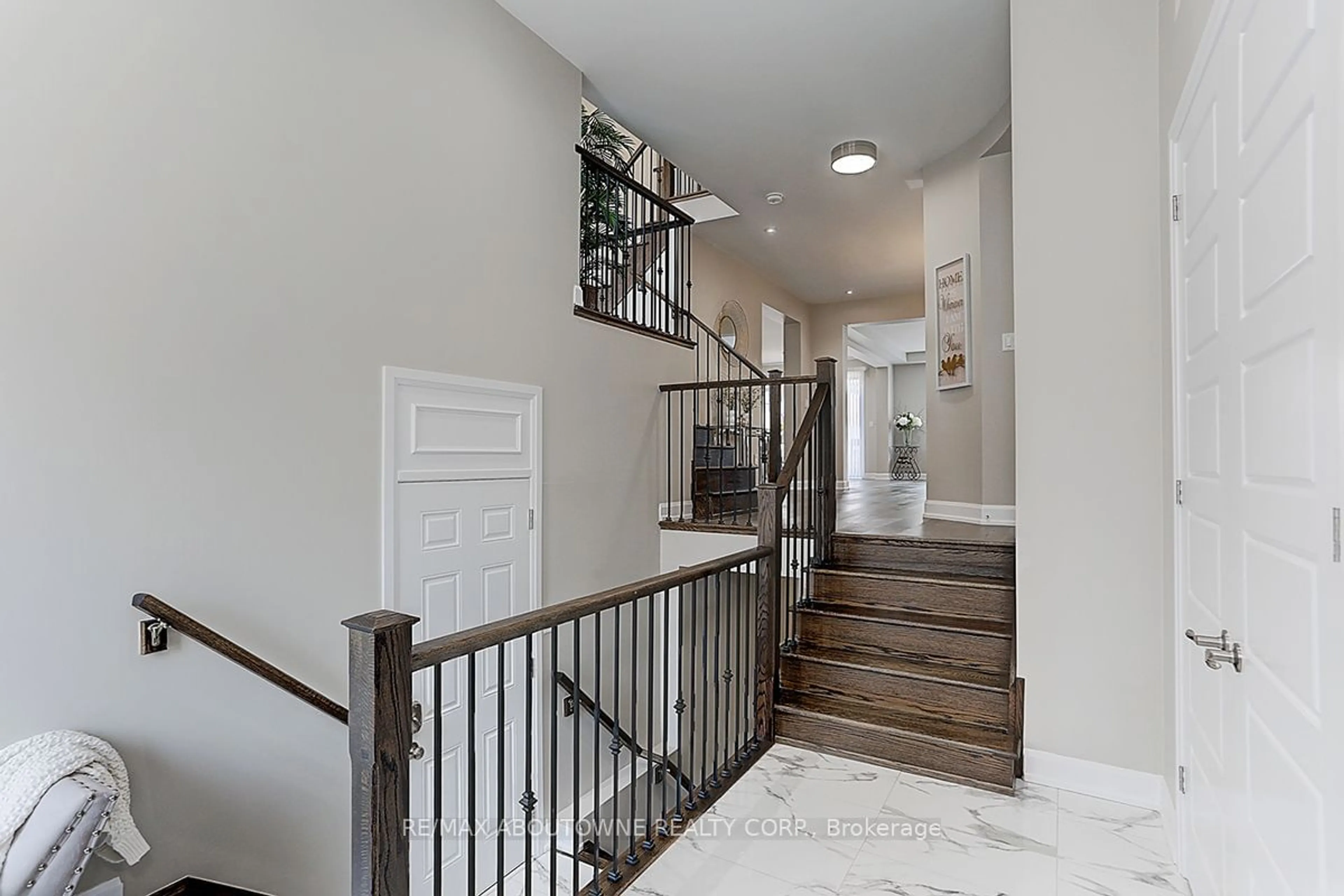 Indoor entryway, wood floors for 292 Harold Dent Tr, Oakville Ontario L6M 1S1