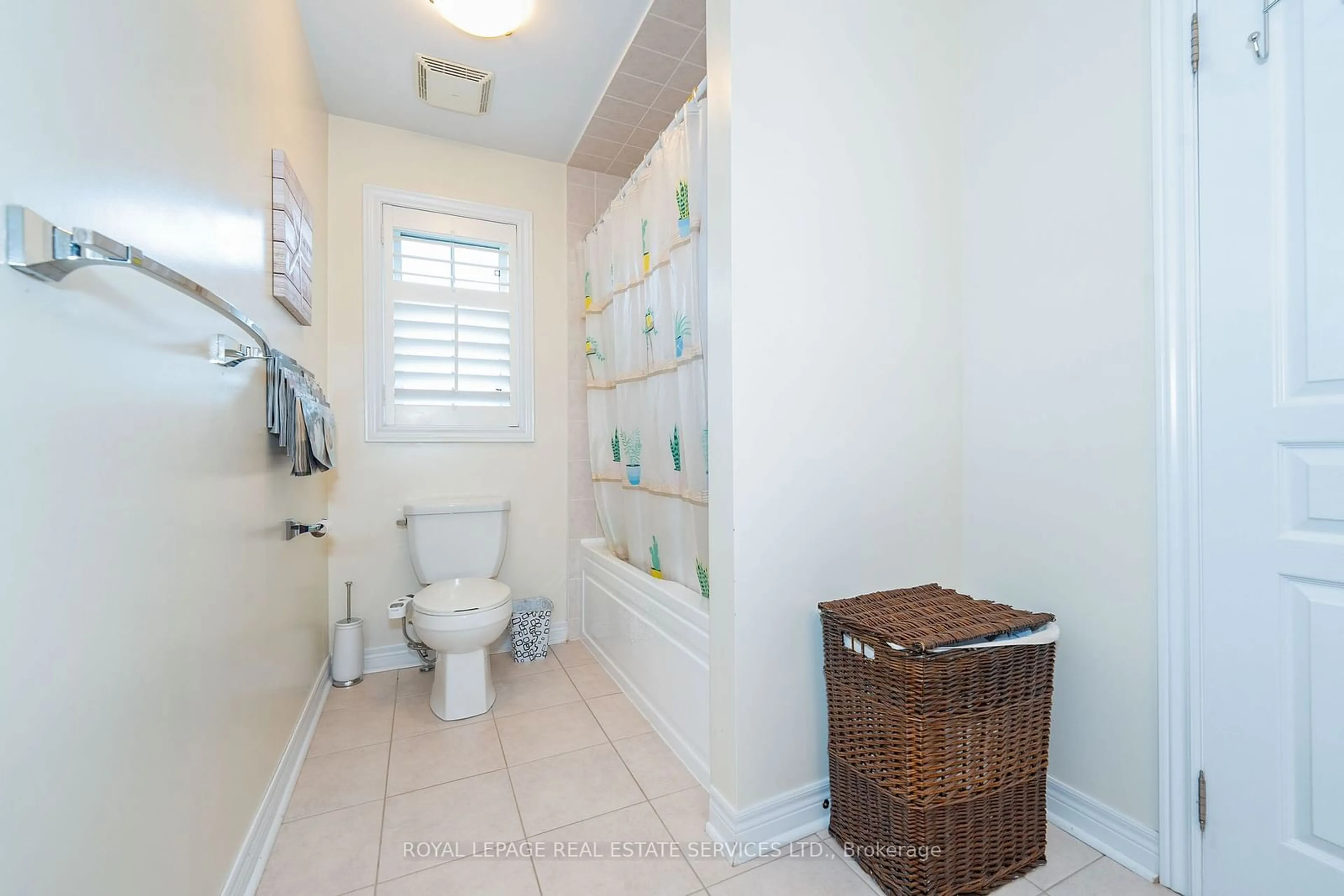 Bathroom for 3396 Liptay Ave, Oakville Ontario L6M 0M8