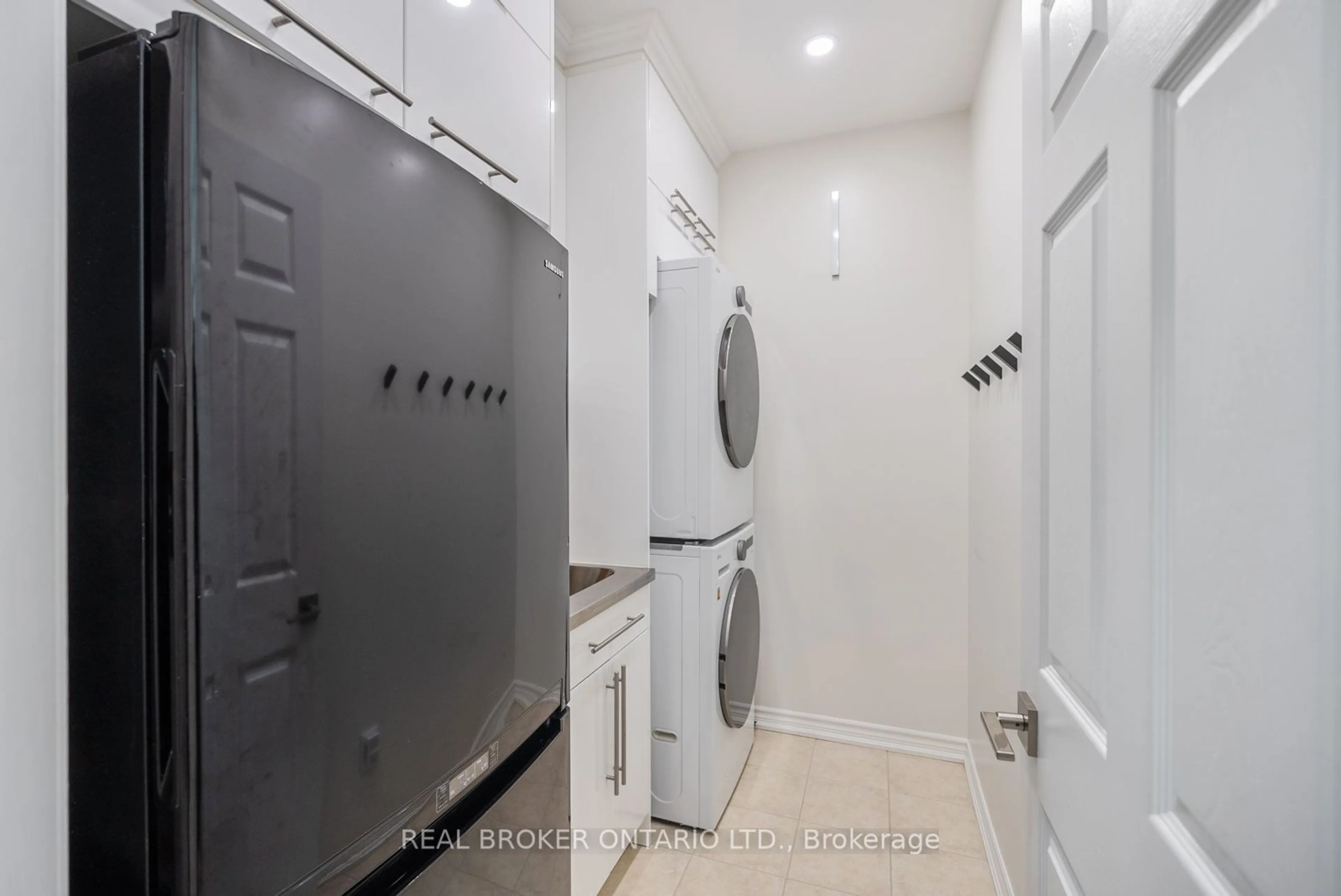 Laundry room for 3246 Sharp Rd, Burlington Ontario L7M 0J4