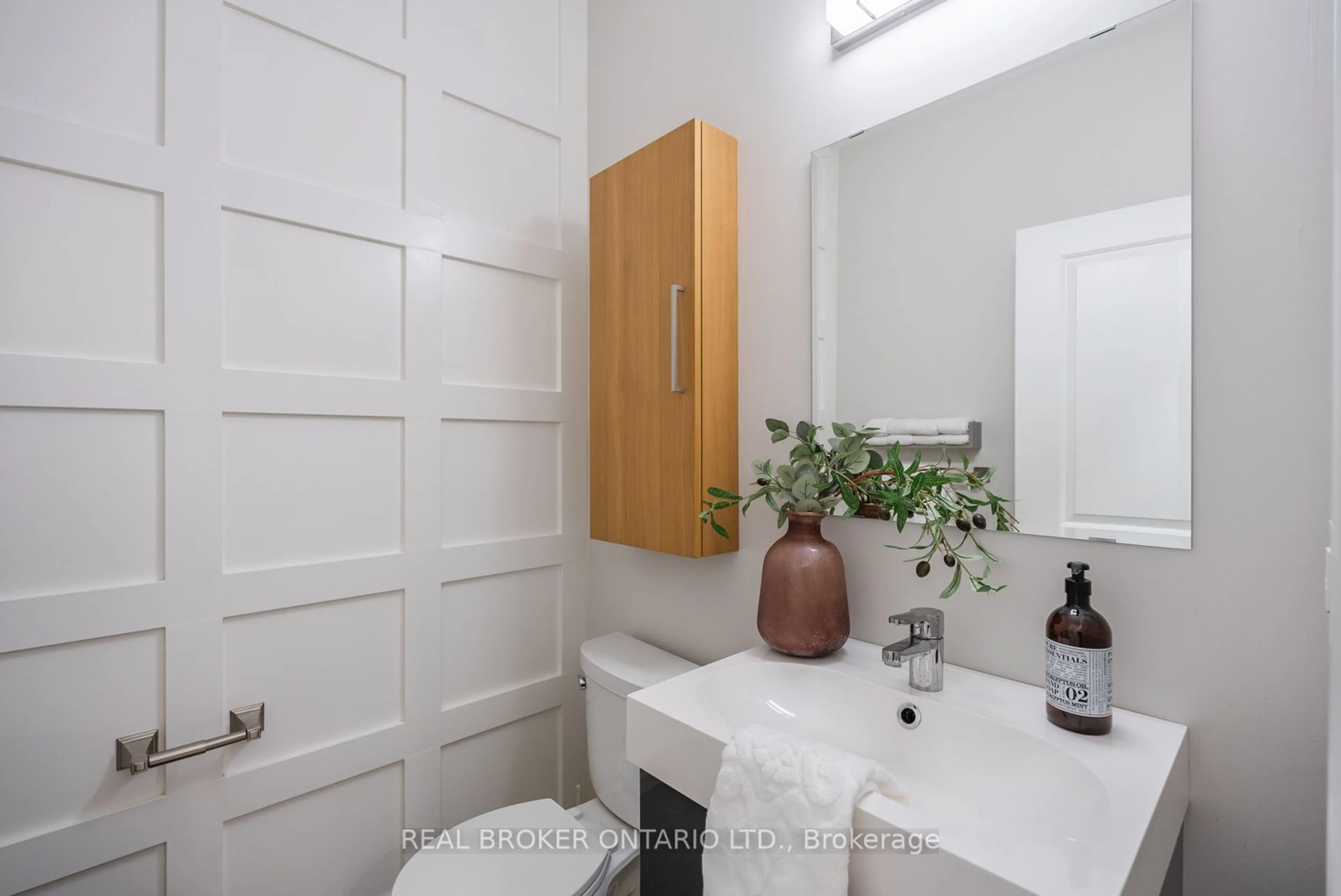 Bathroom for 3246 Sharp Rd, Burlington Ontario L7M 0J4