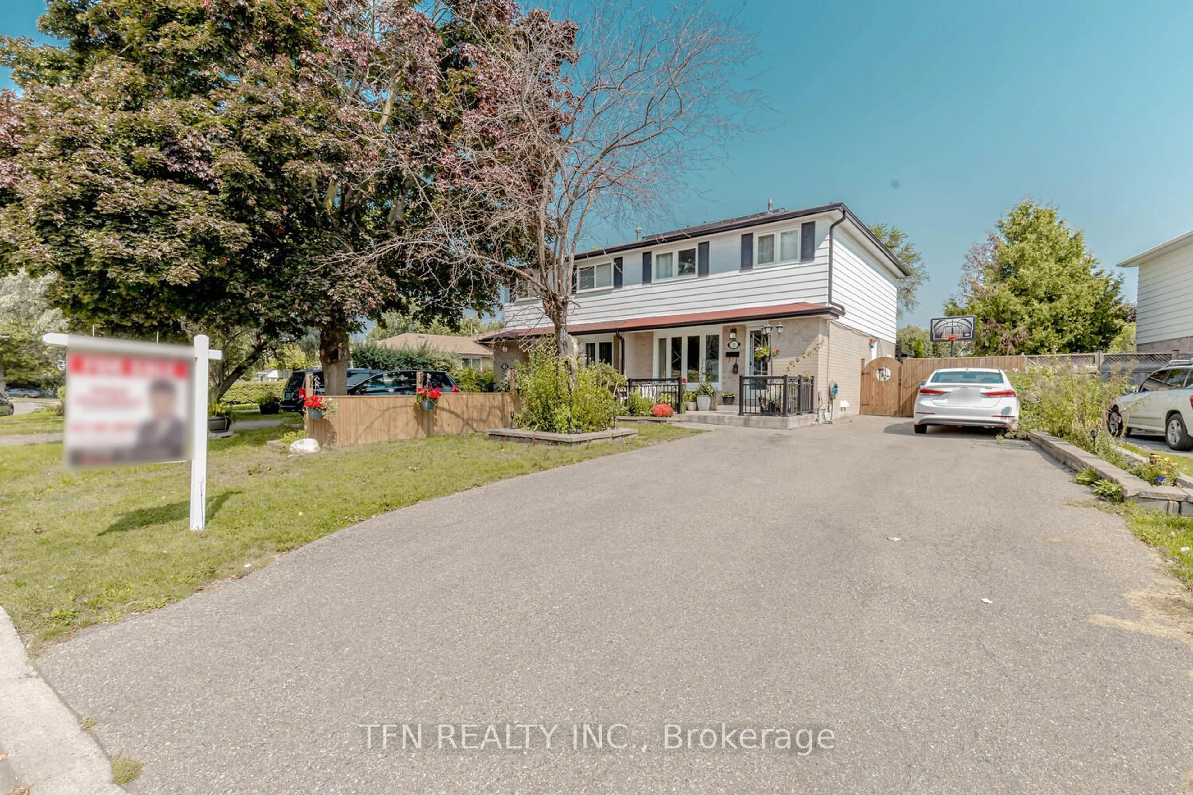 A pic from exterior of the house or condo, the street view for 11 Glenmore Cres, Brampton Ontario L6S 1H9