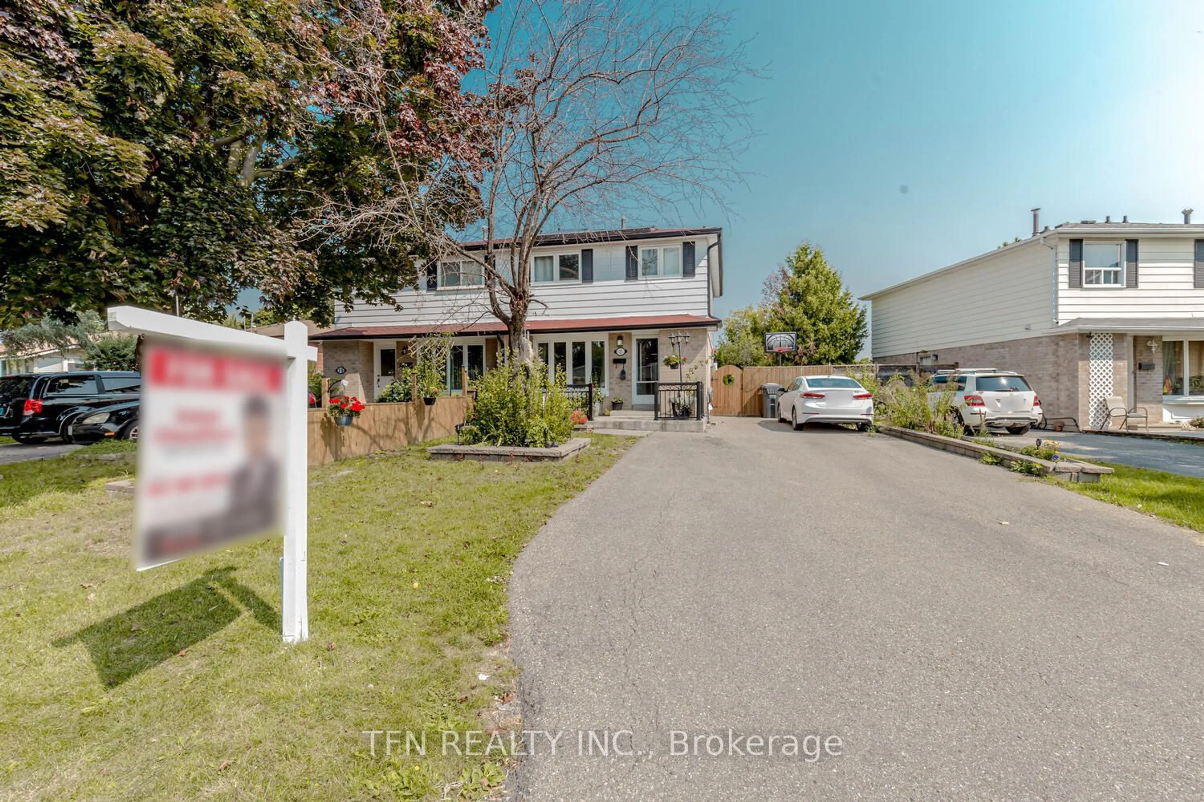 A pic from exterior of the house or condo, the street view for 11 Glenmore Cres, Brampton Ontario L6S 1H9