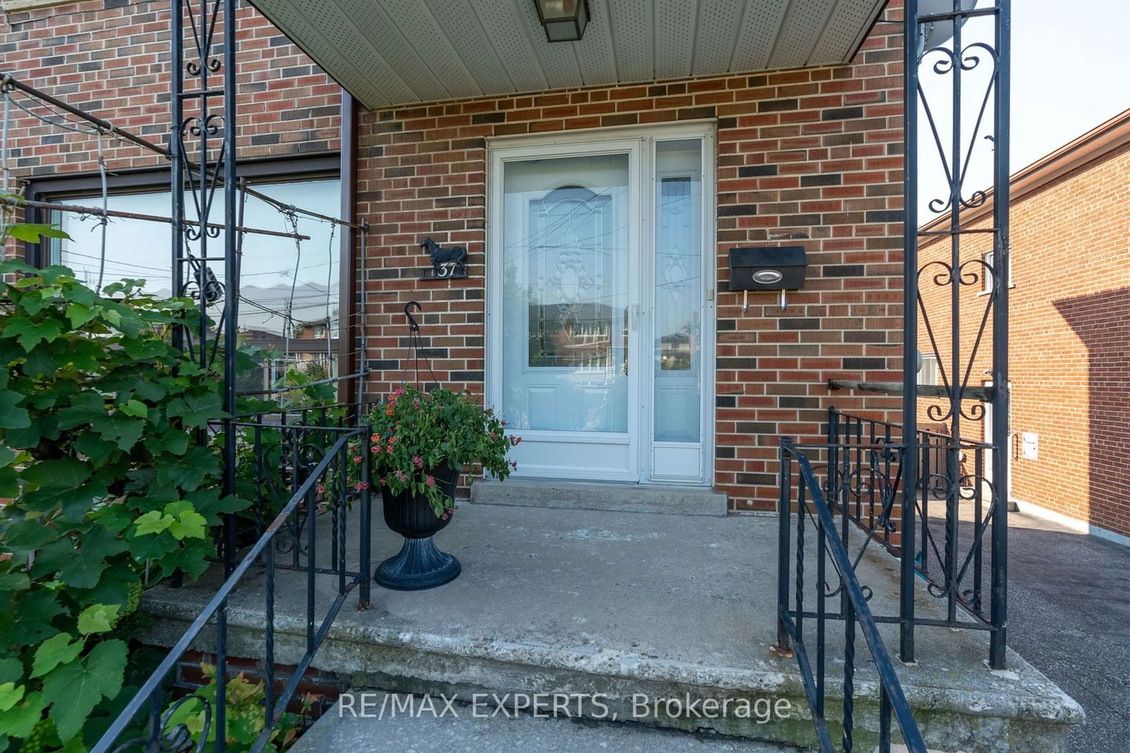 Indoor entryway, wood floors for 37 Donofree Rd, Toronto Ontario M6L 2P4