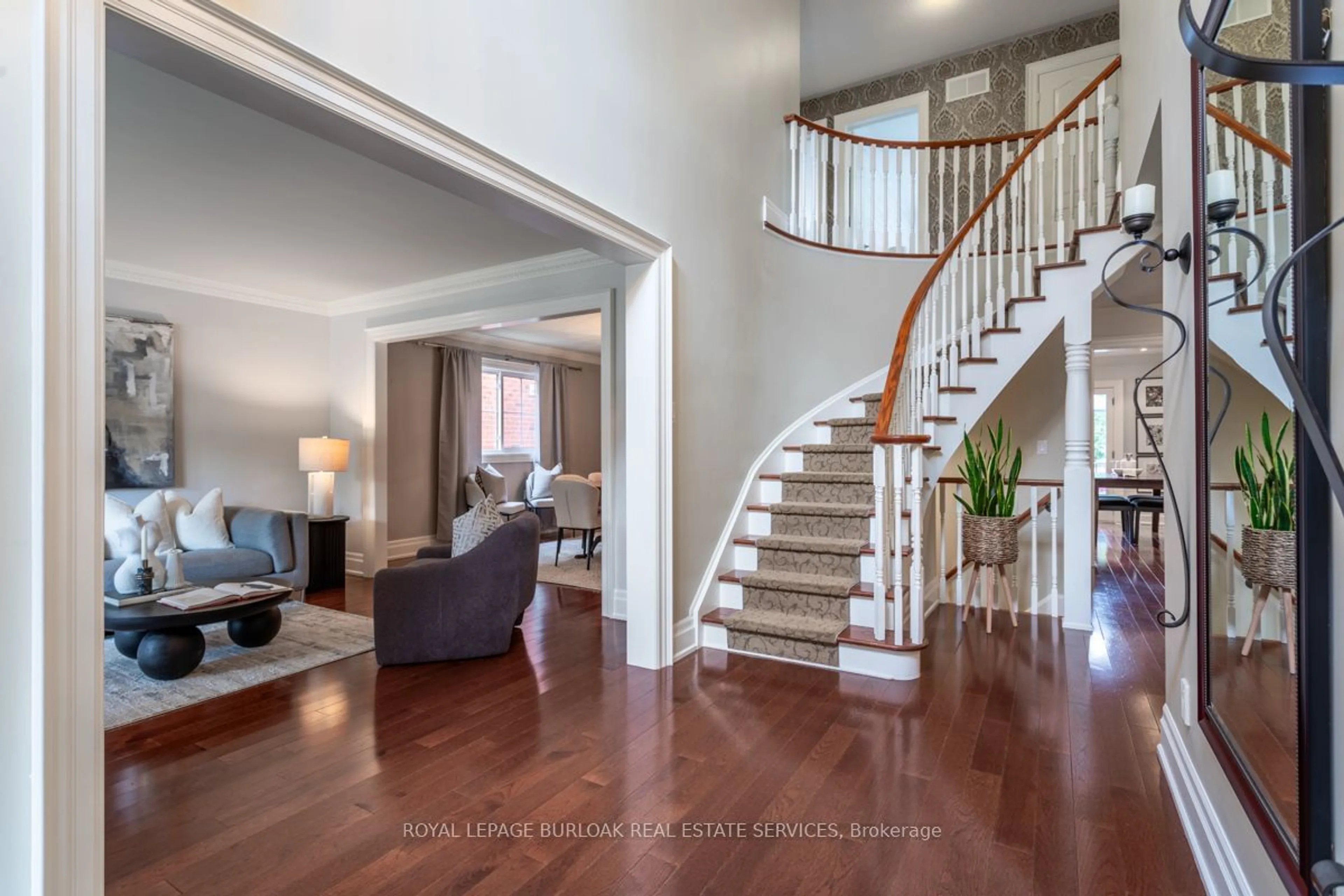 Indoor entryway, wood floors for 2185 Meadowland Dr, Oakville Ontario L6H 6H2