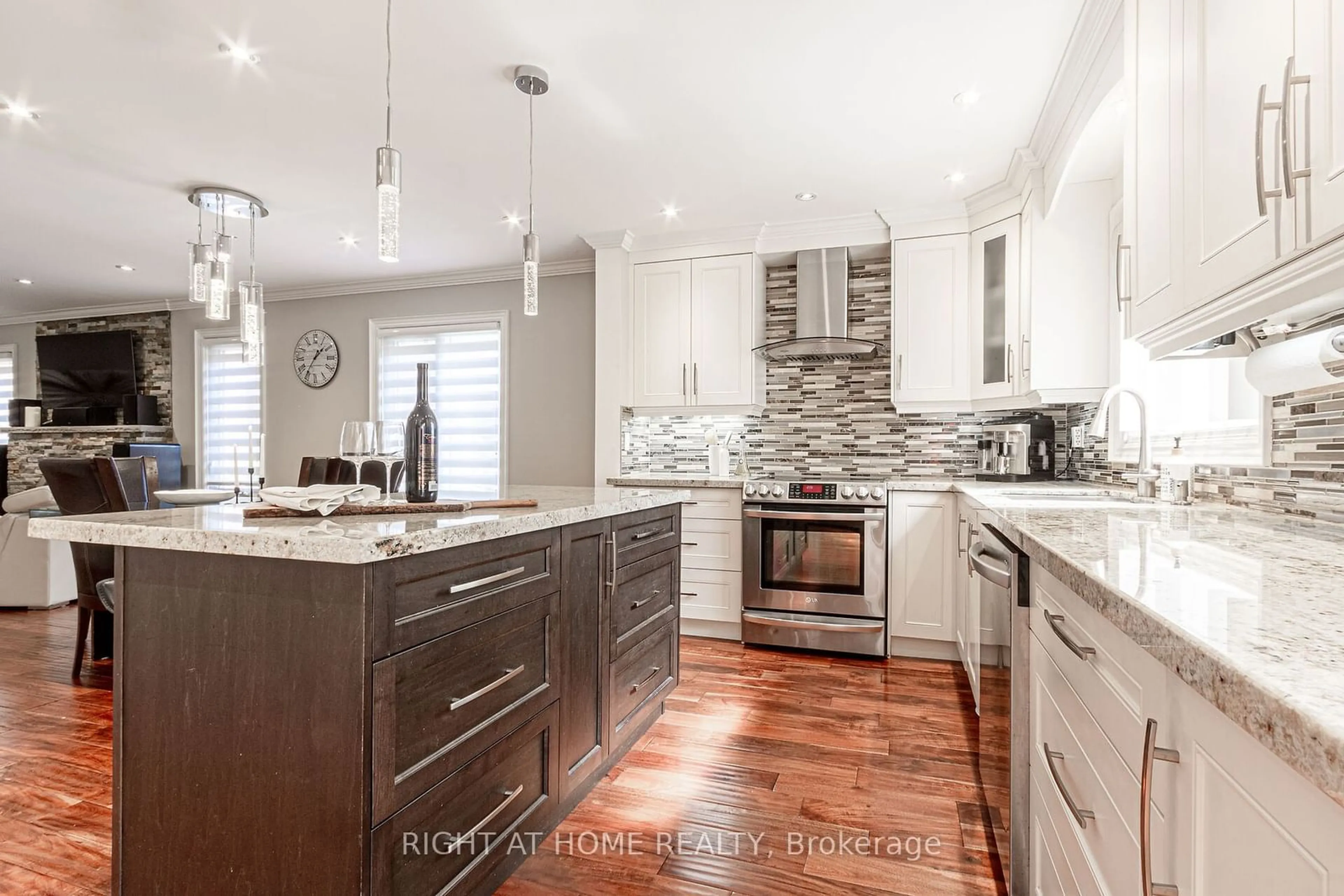 Contemporary kitchen for 4302 Highgate Cres, Mississauga Ontario L4W 3H2