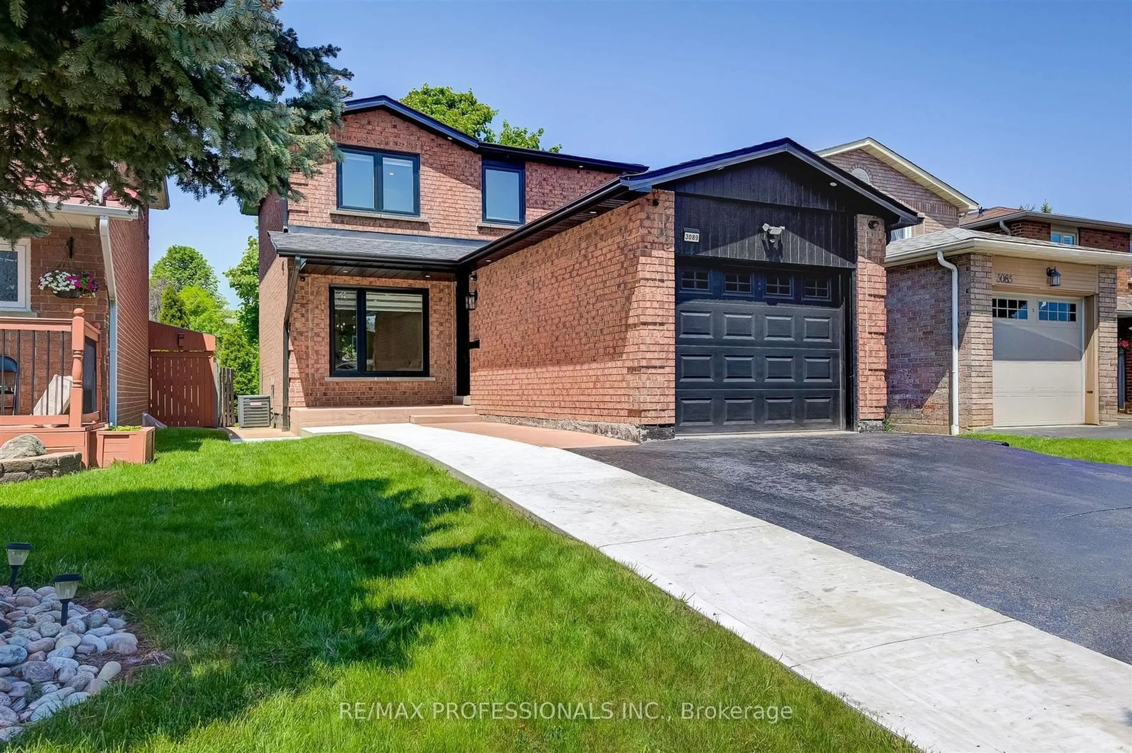 Home with brick exterior material for 3089 Olympus Mews, Mississauga Ontario L5N 4V8