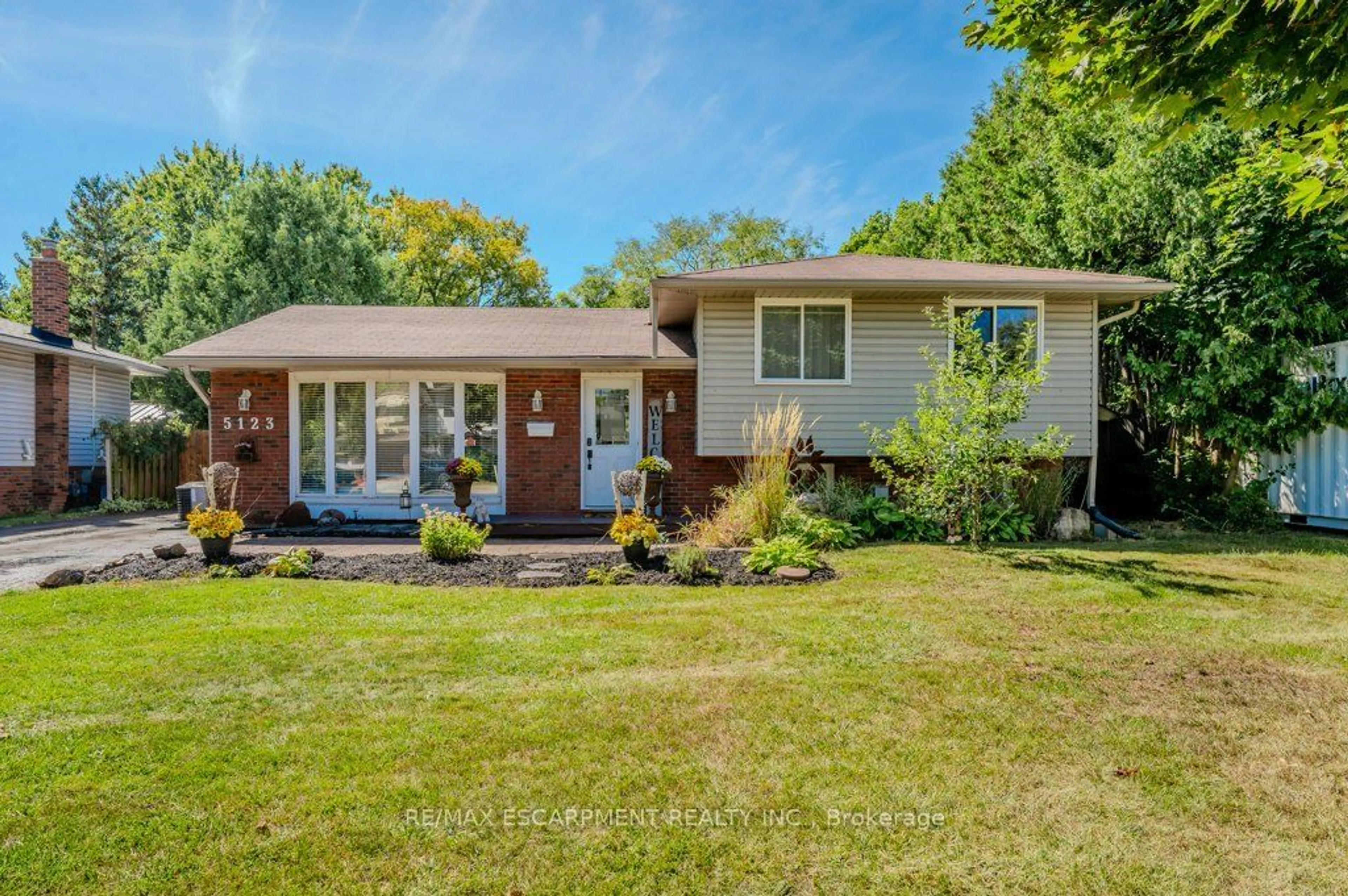 Frontside or backside of a home for 5123 Cherryhill Cres, Burlington Ontario L7L 4B8