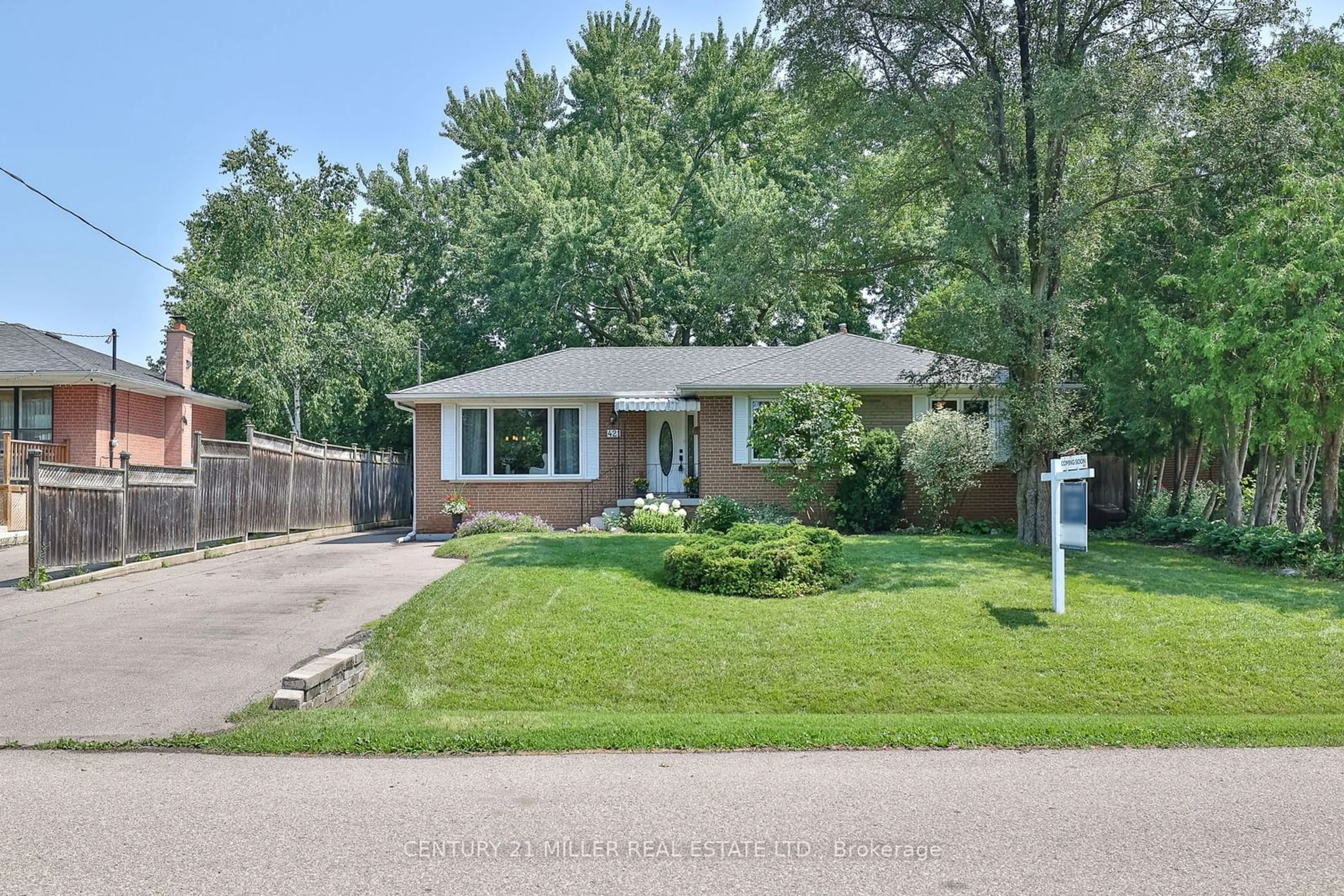 Frontside or backside of a home for 421 Seaton Dr, Oakville Ontario L6L 3Y3