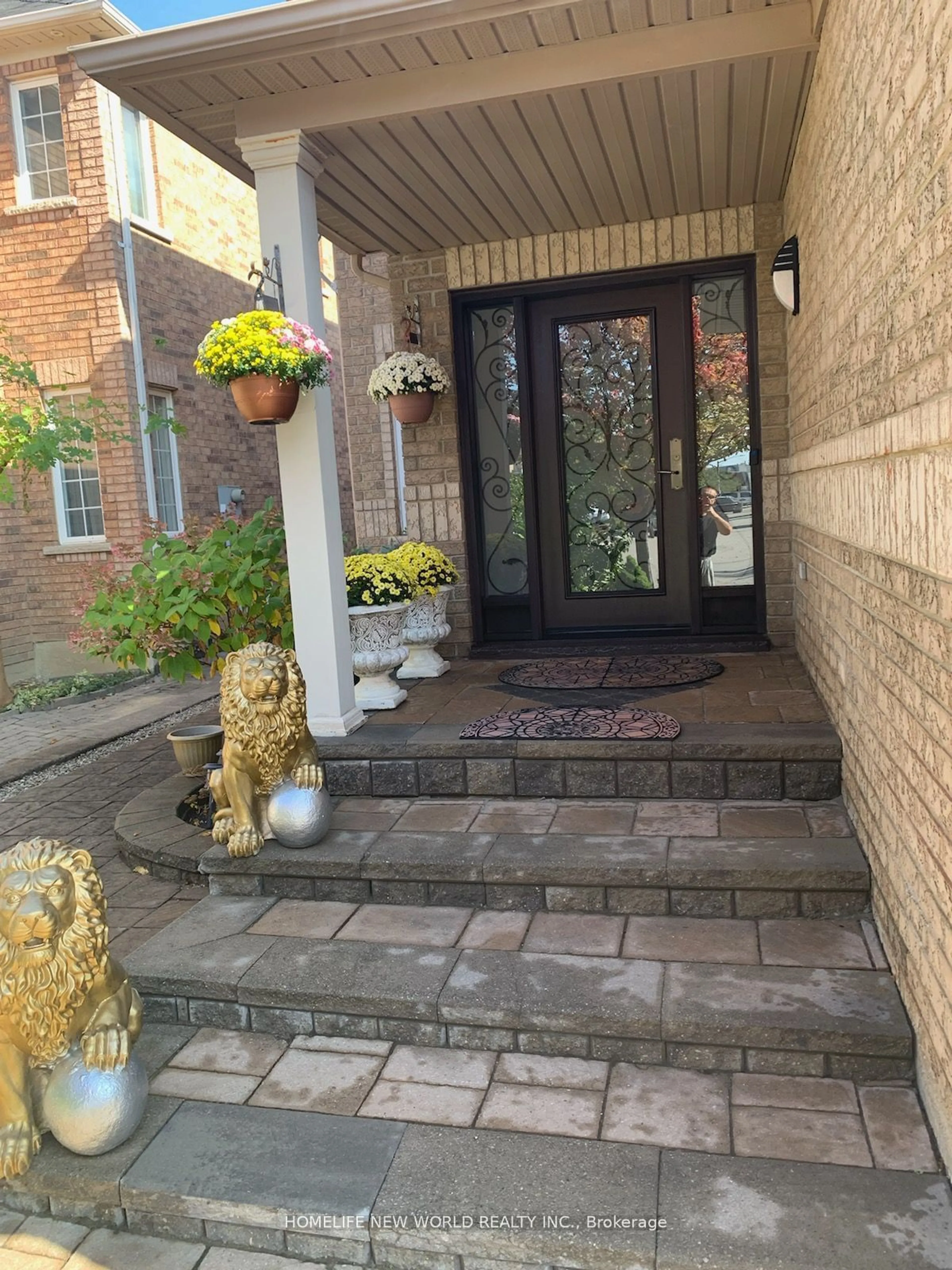 Indoor entryway for 5117 Dubonet Dr, Mississauga Ontario L5M 7X6