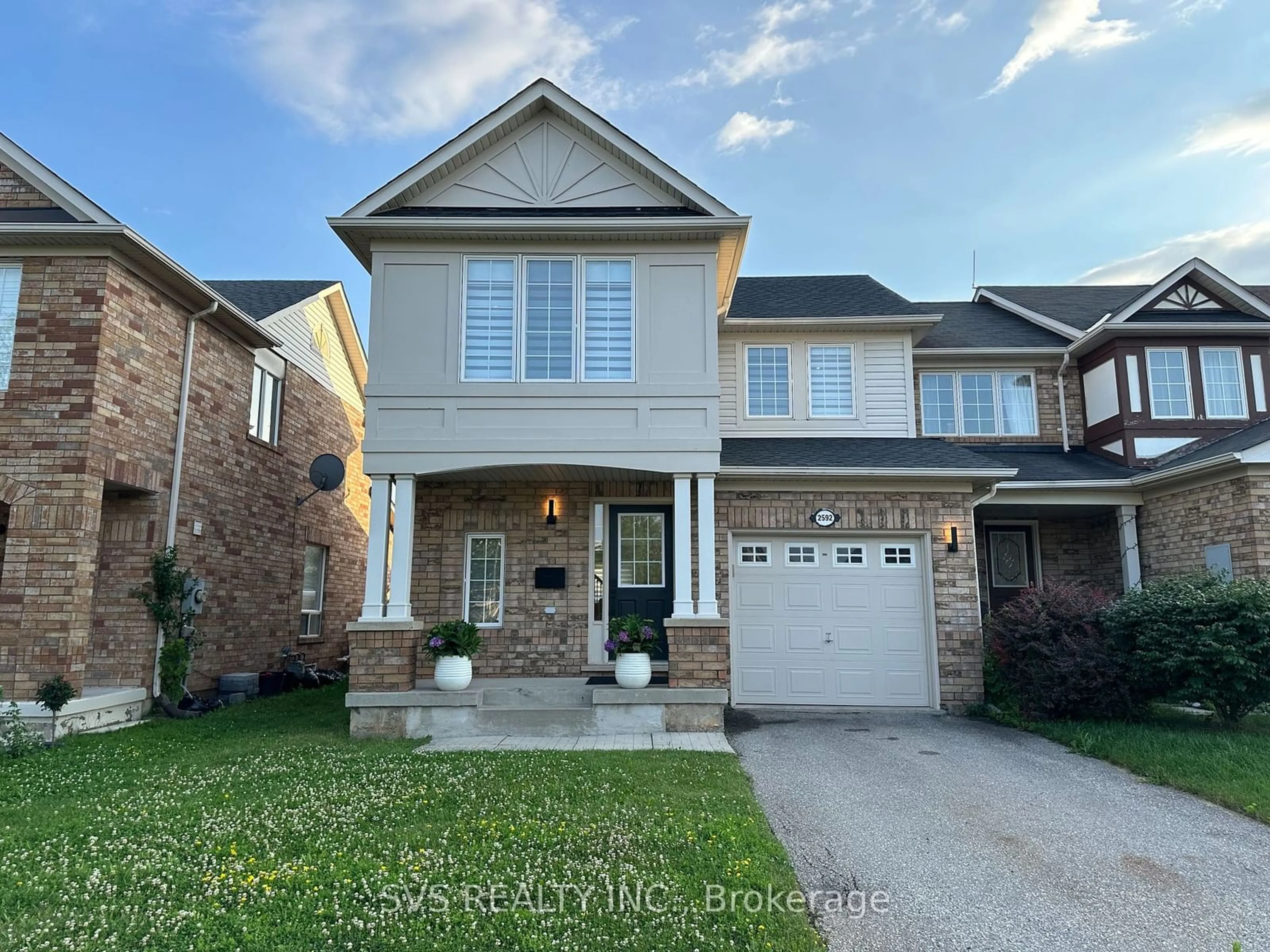 Frontside or backside of a home, the street view for 2592 Valleyridge Dr, Oakville Ontario L6M 5H5