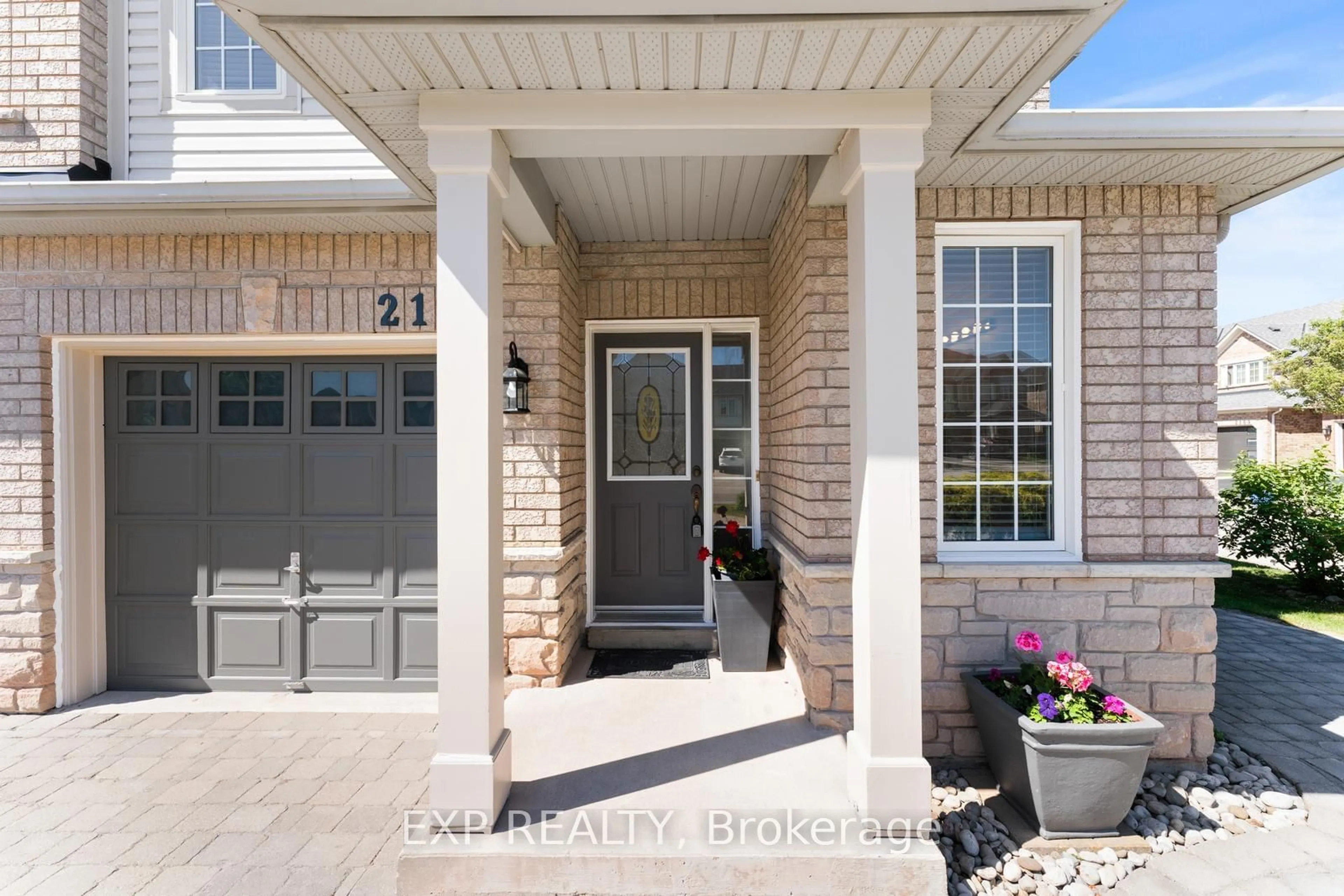 Indoor entryway for 2168 Sutton Dr, Burlington Ontario L7L 7K5