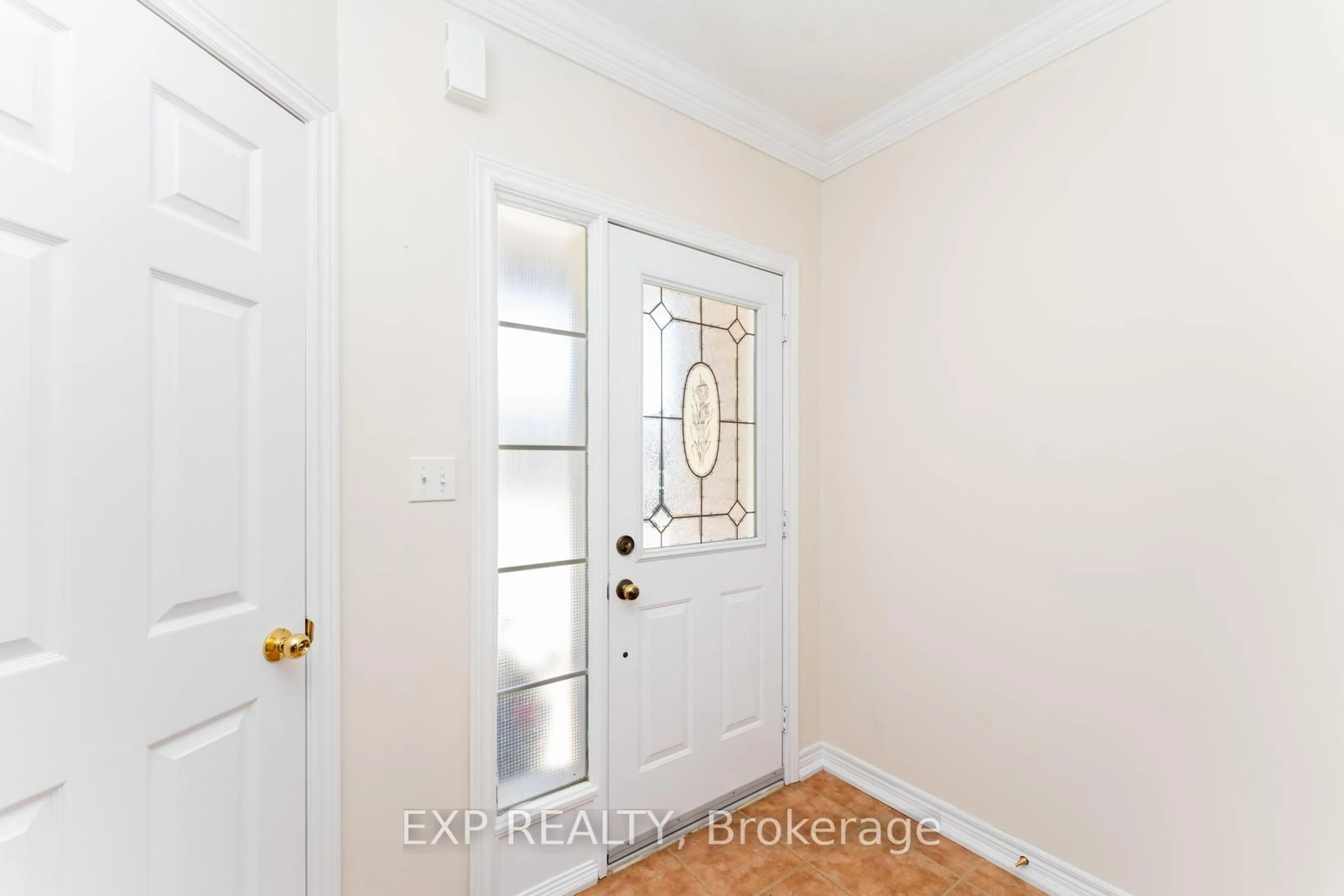 Indoor entryway for 2168 Sutton Dr, Burlington Ontario L7L 7K5