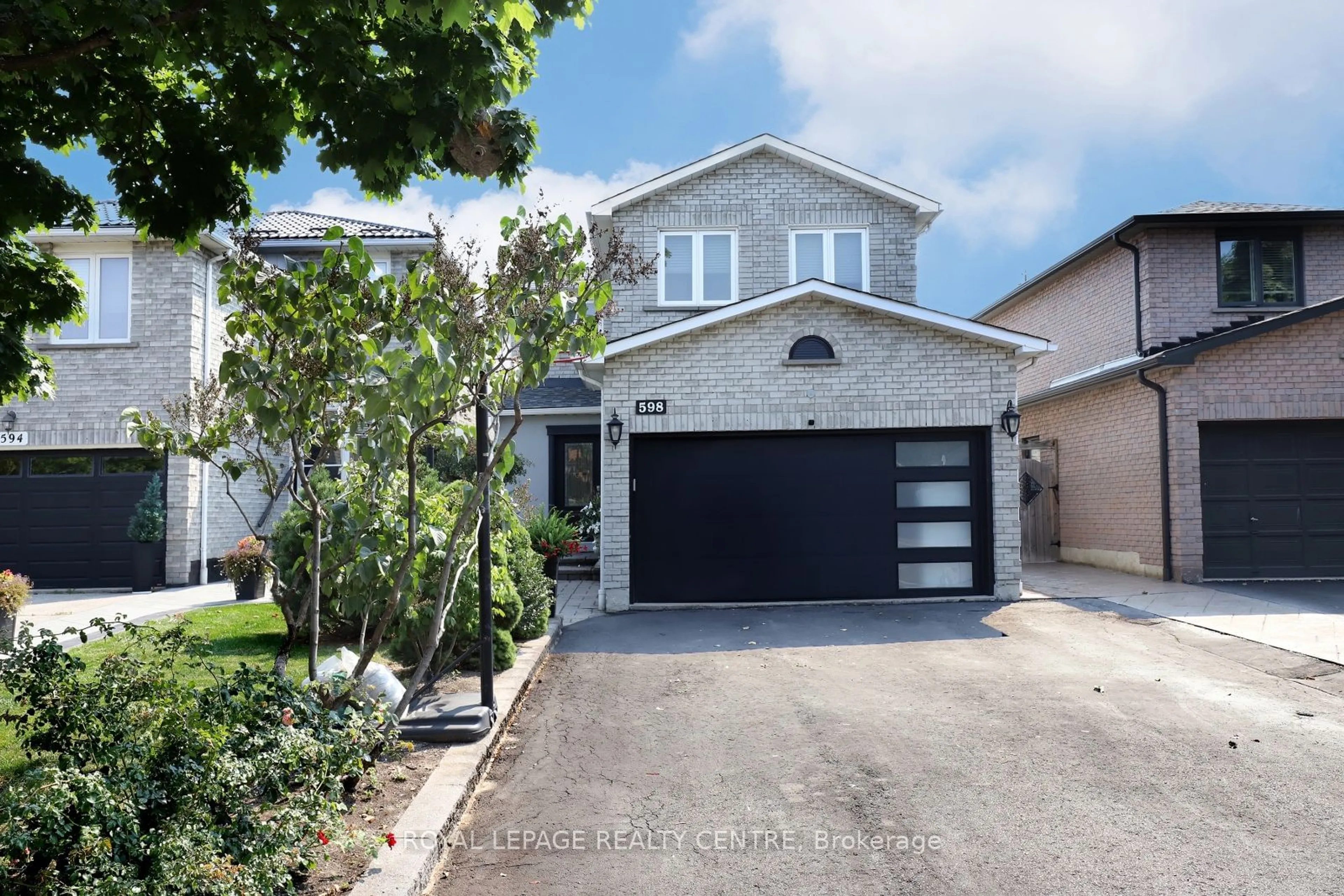 Frontside or backside of a home for 598 Pilcom Crt, Mississauga Ontario L5B 4A3