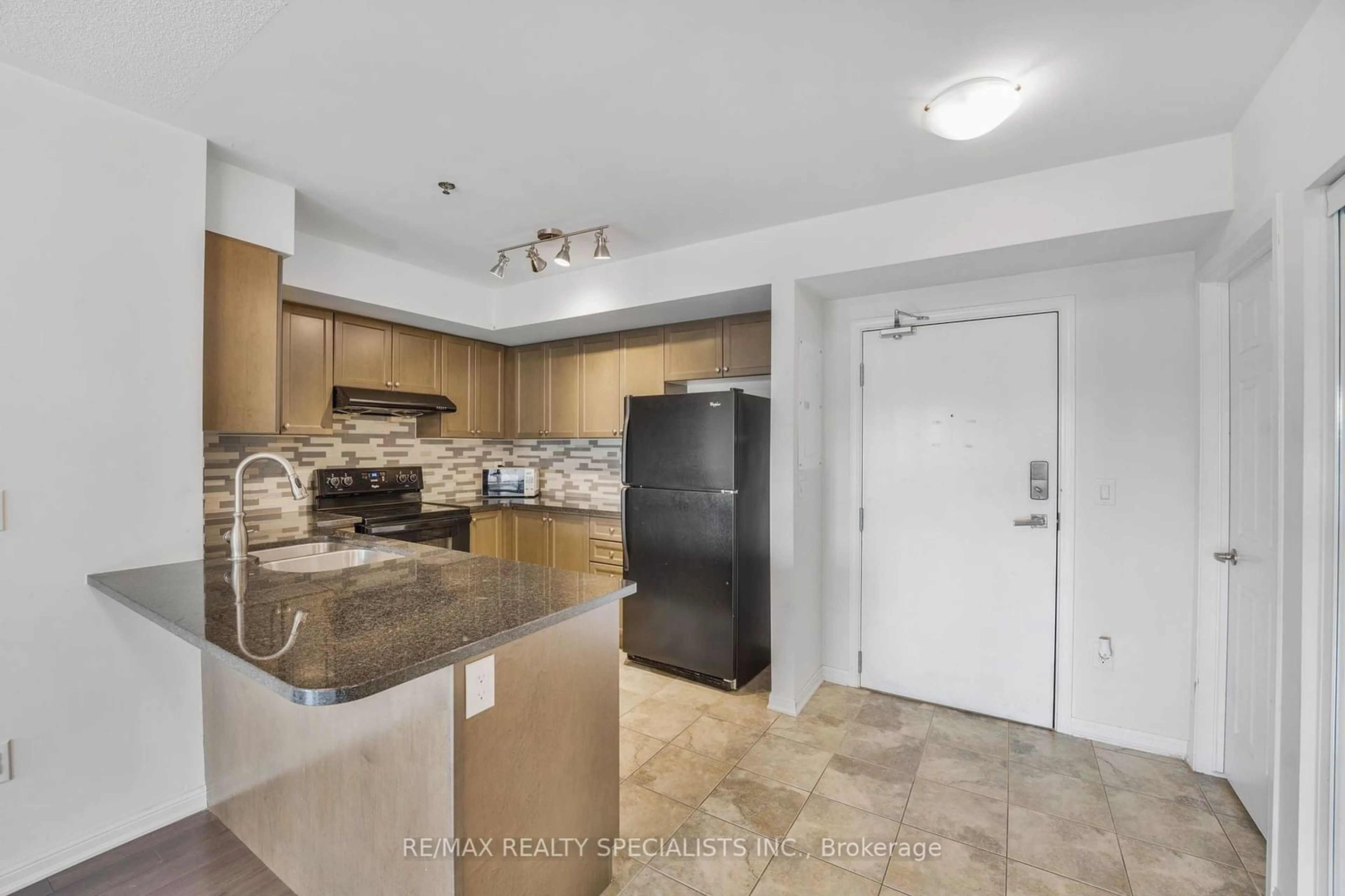 Standard kitchen for 60 Baycliffe Cres #206, Brampton Ontario L7A 0Z4