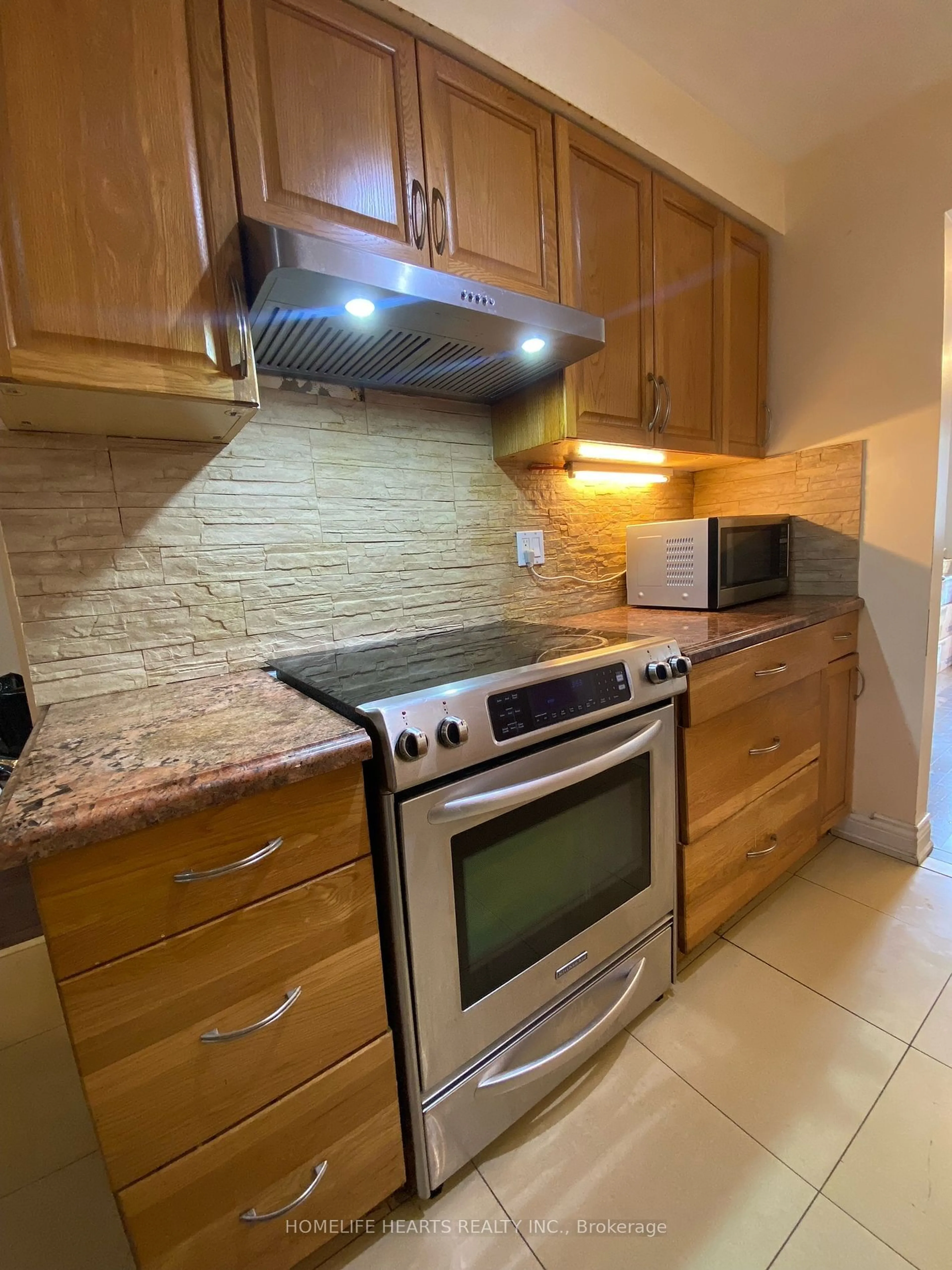 Standard kitchen, ceramic floors for 4250 Beacon Lane, Mississauga Ontario L5C 3V9