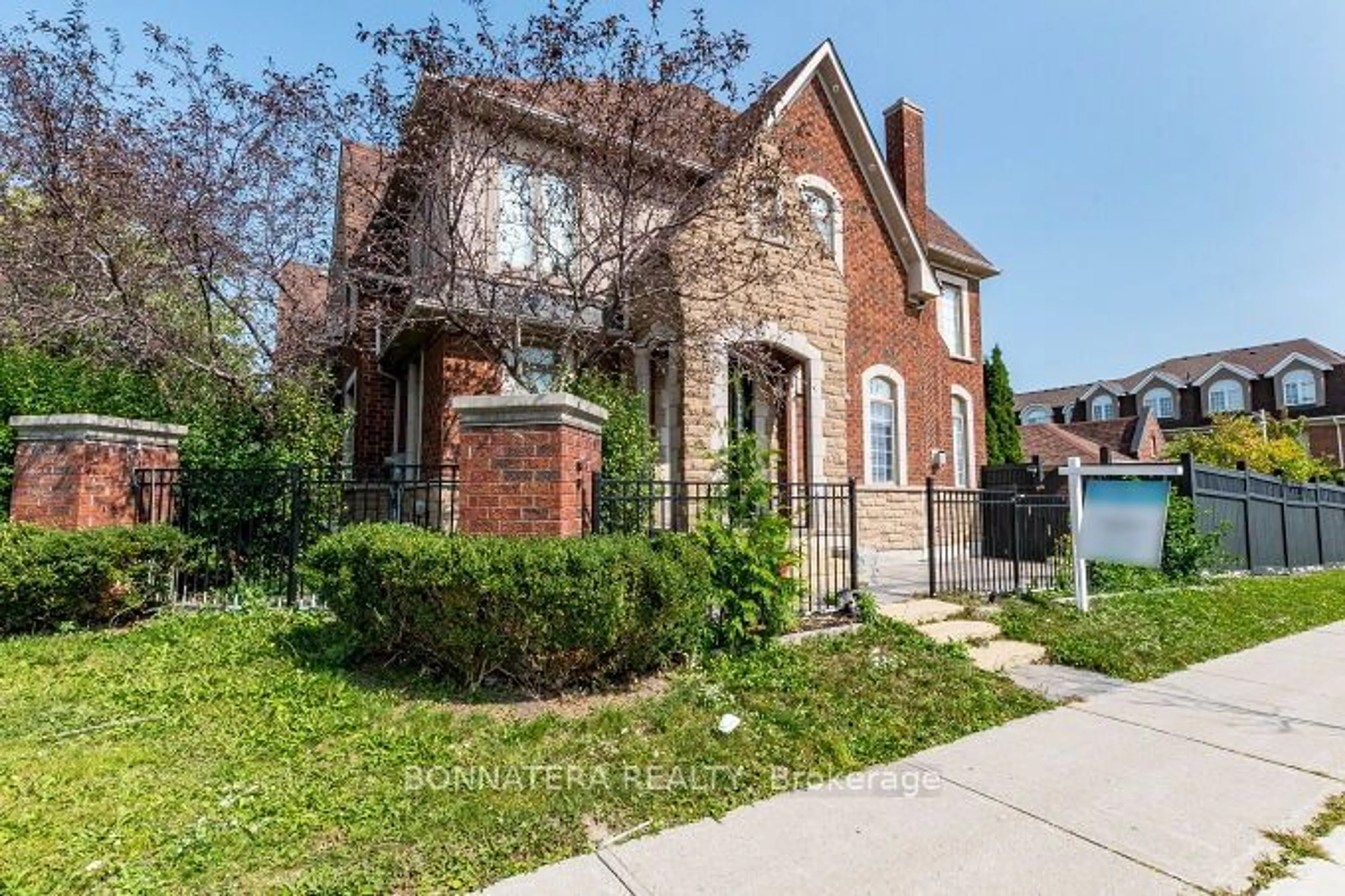 Home with brick exterior material for 4991 Middlesex Gate, Mississauga Ontario L5M 7P2