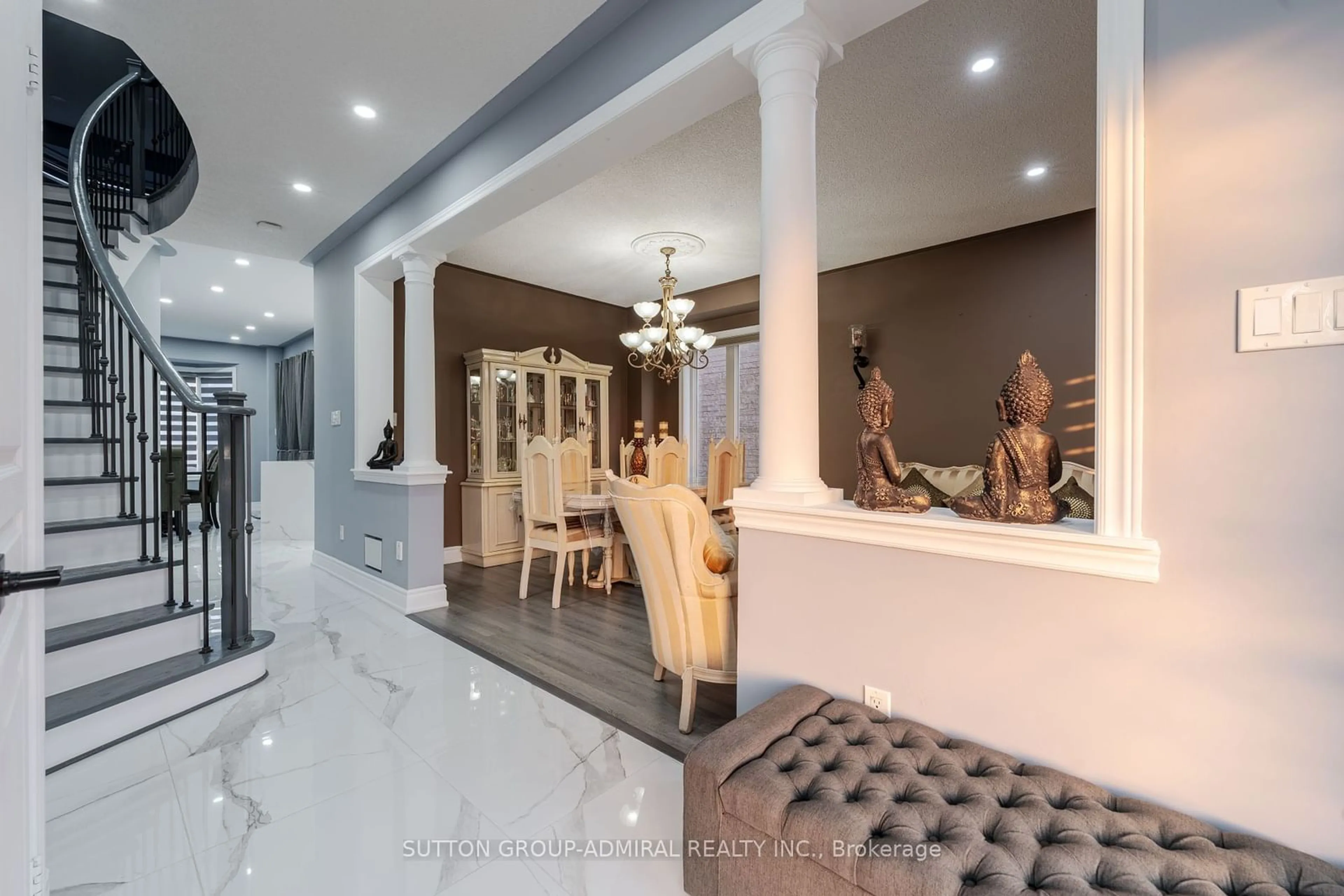 Indoor foyer for 373 Sunny Meadow Blvd, Brampton Ontario L6R 0G2