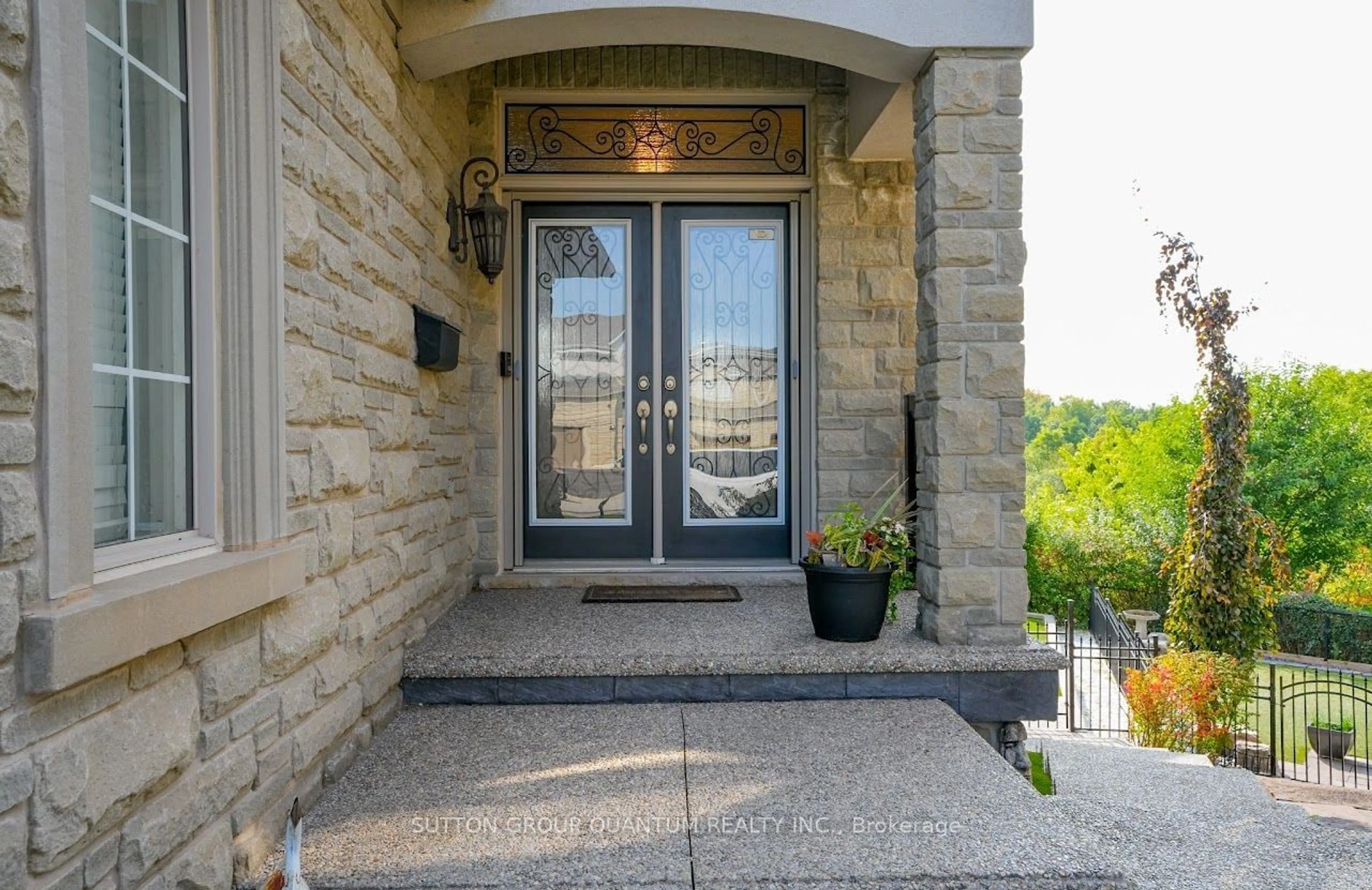 Indoor entryway, cement floor for 3106 Cardross Crt, Oakville Ontario L6M 0A1