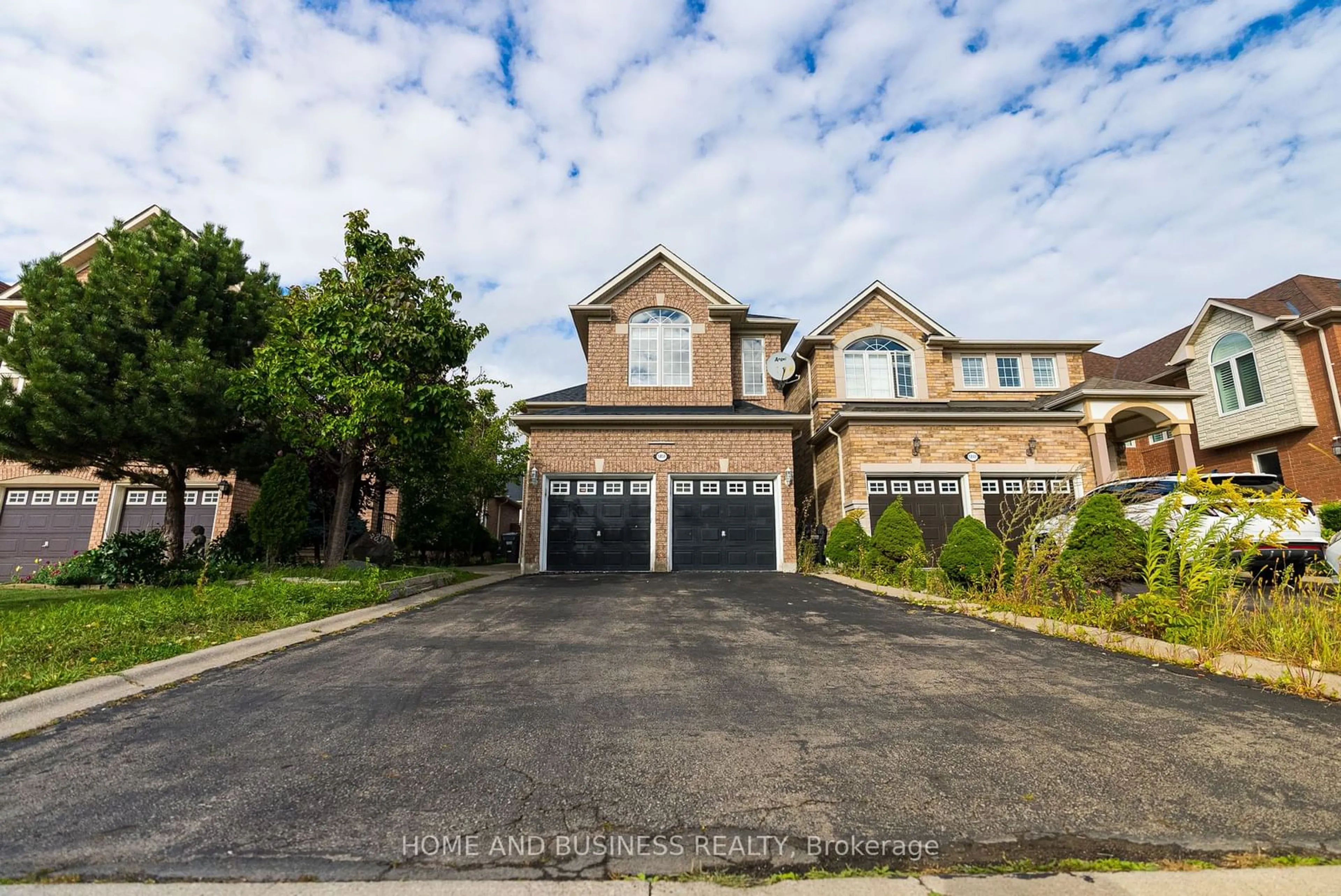 Frontside or backside of a home for 5851 O'meara St, Mississauga Ontario L5V 2X3