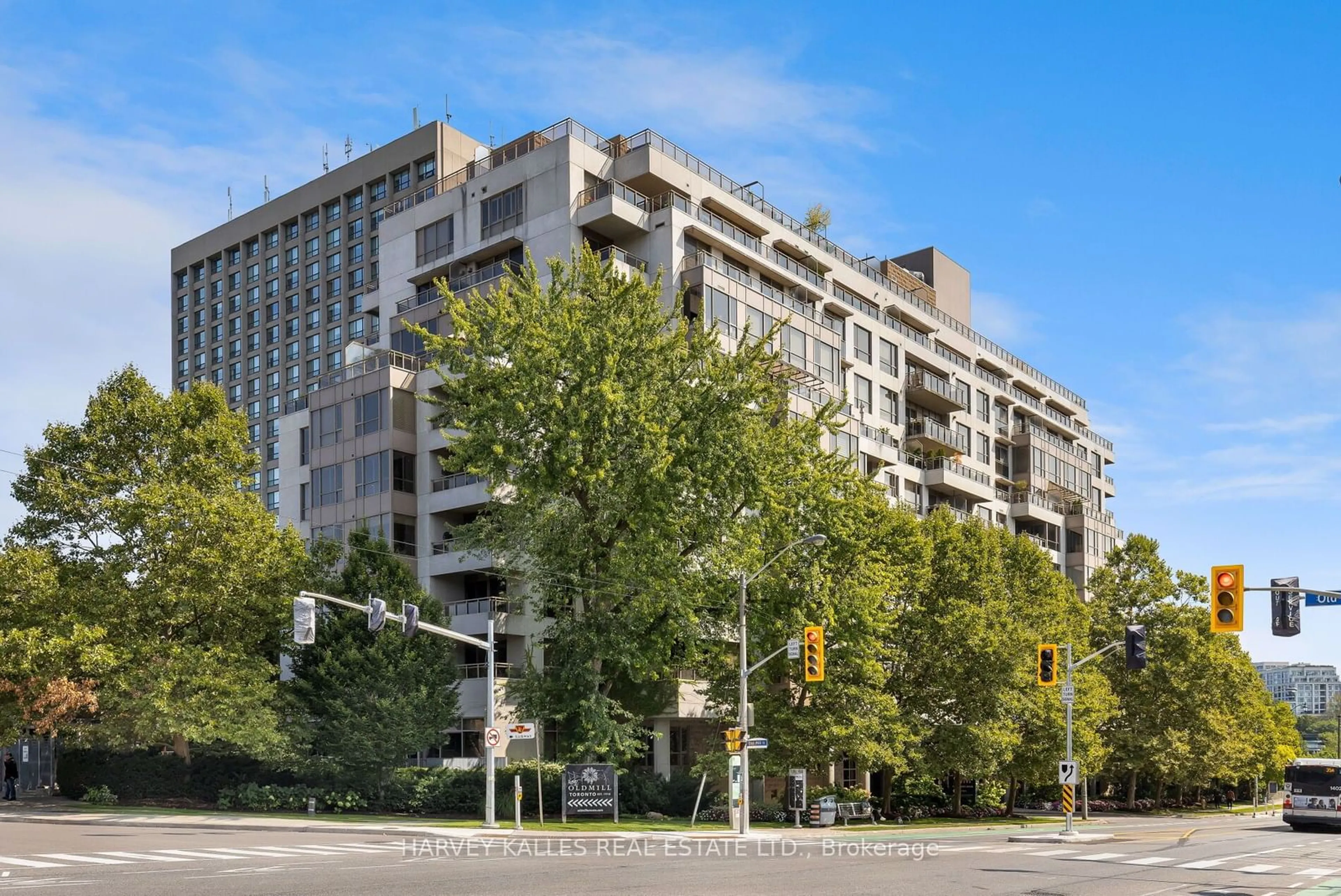 A pic from exterior of the house or condo, the front or back of building for 2662 Bloor St #908, Toronto Ontario M8X 2Z7