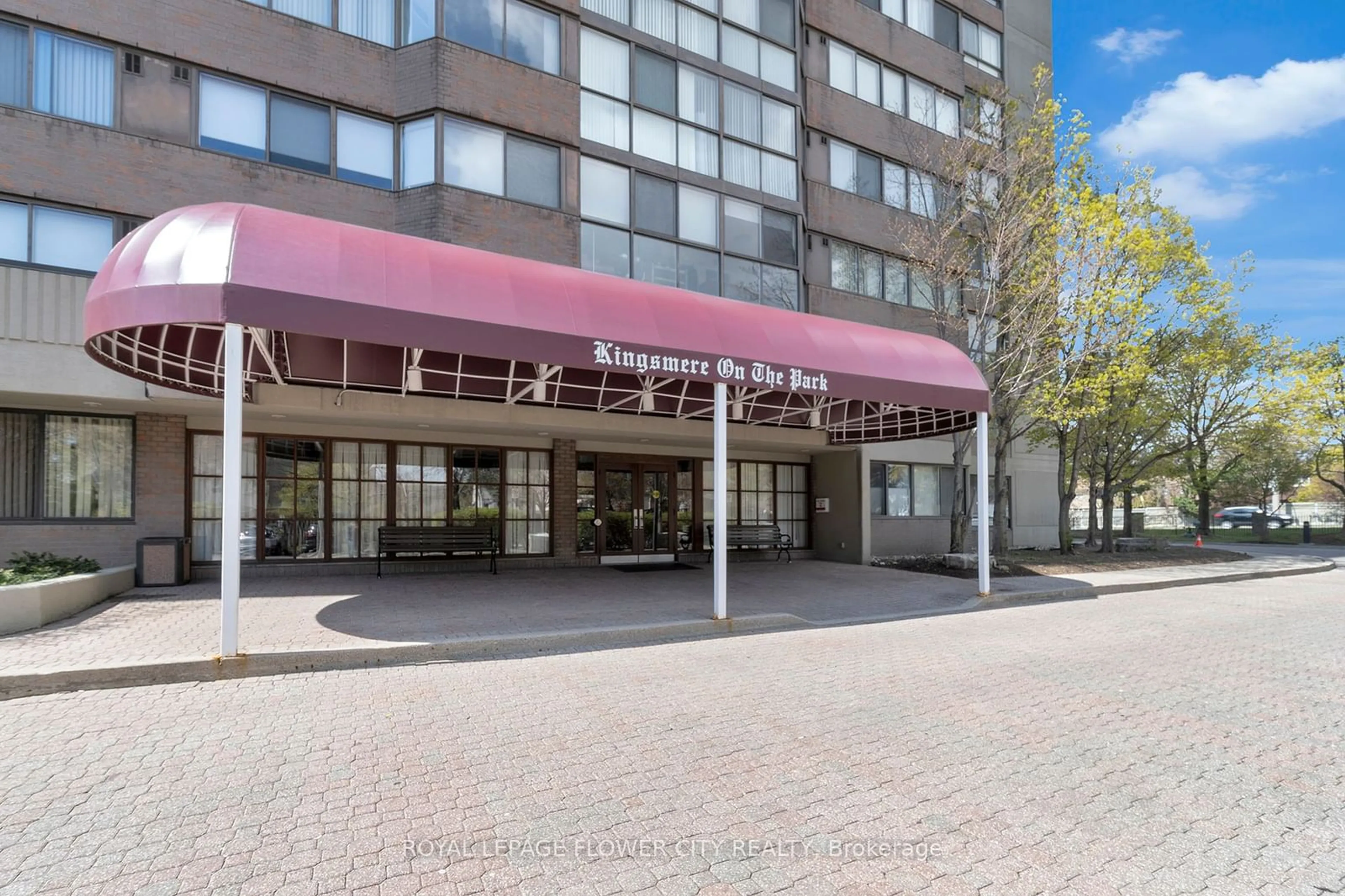 Indoor foyer for 880 Dundas St #UPH02, Mississauga Ontario L5C 4H3