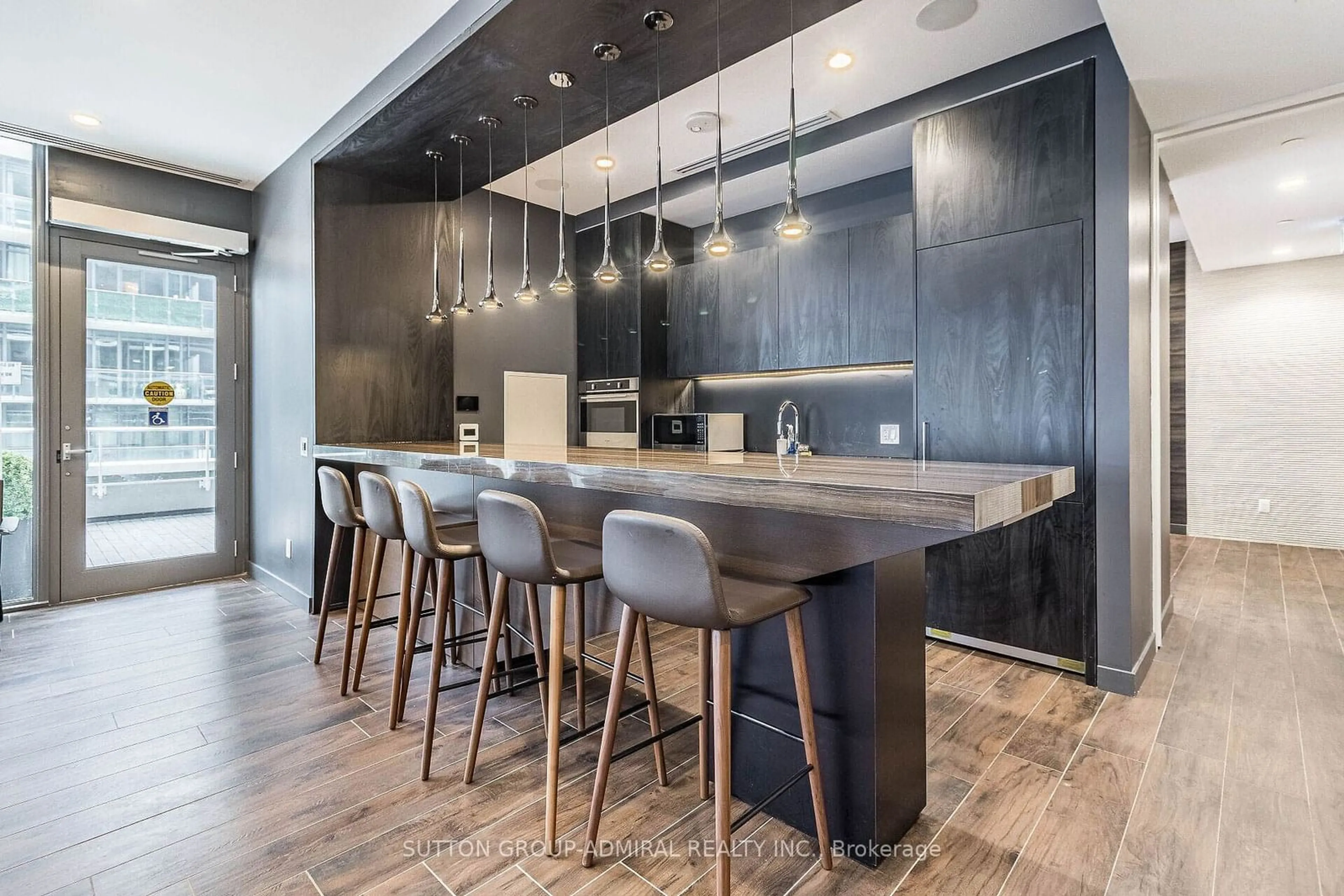 Contemporary kitchen for 70 Annie Craig Dr #Th 107, Toronto Ontario M8V 0A8