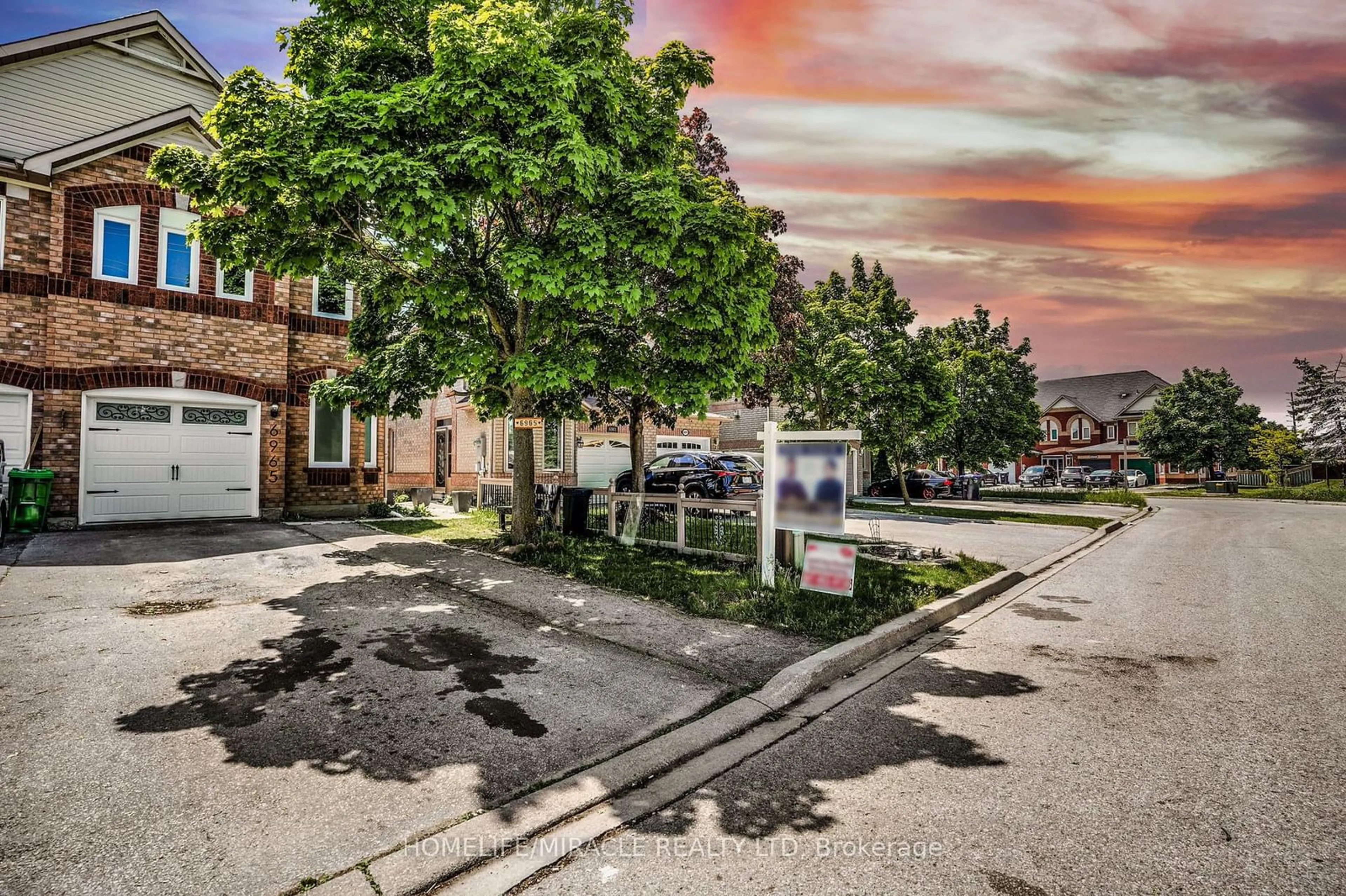 A pic from exterior of the house or condo, the street view for 6965 Glory Crt, Mississauga Ontario L5N 7E2