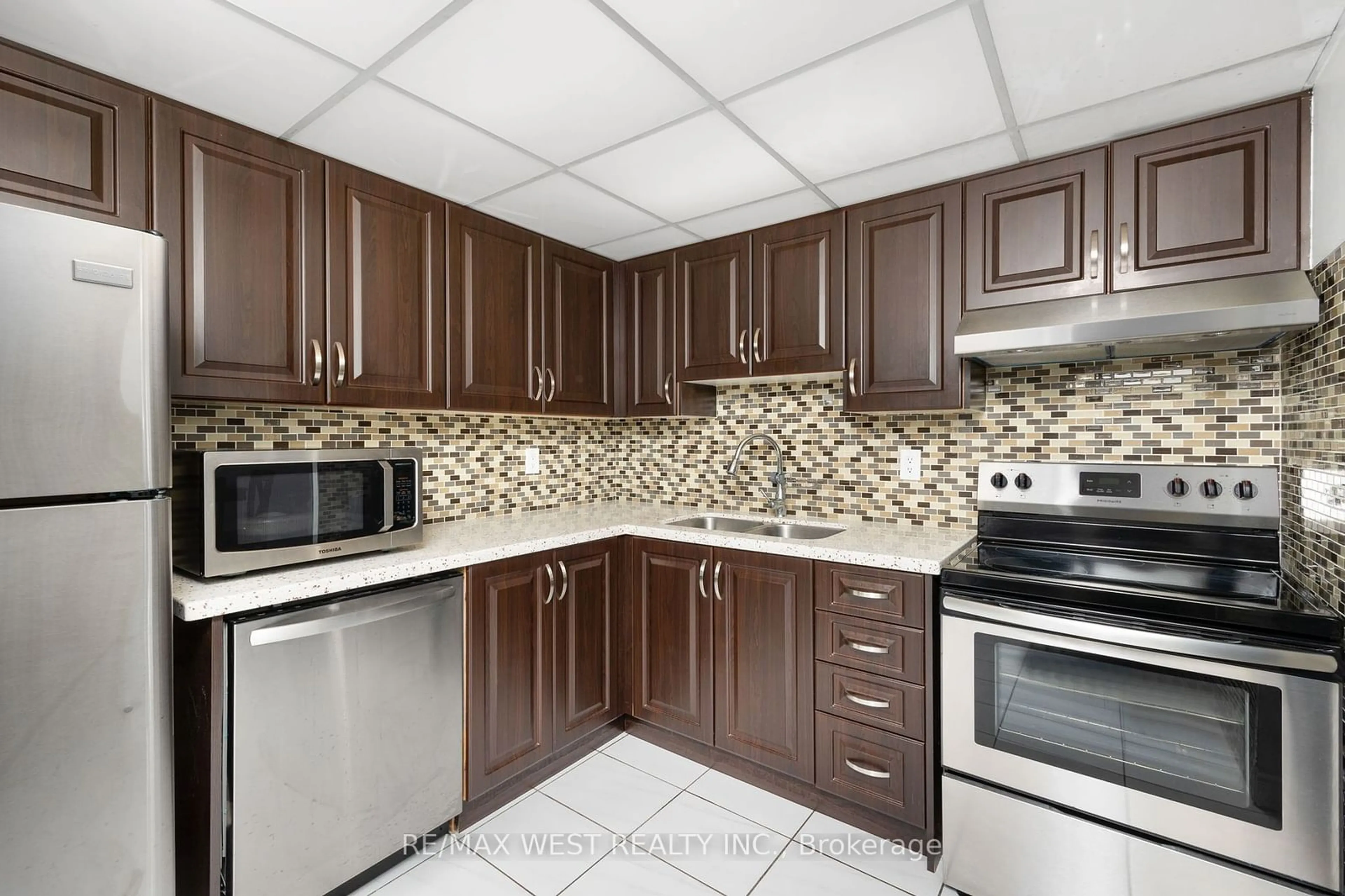 Standard kitchen for 155 Hillcrest Ave #1809, Mississauga Ontario L5B 3Z2