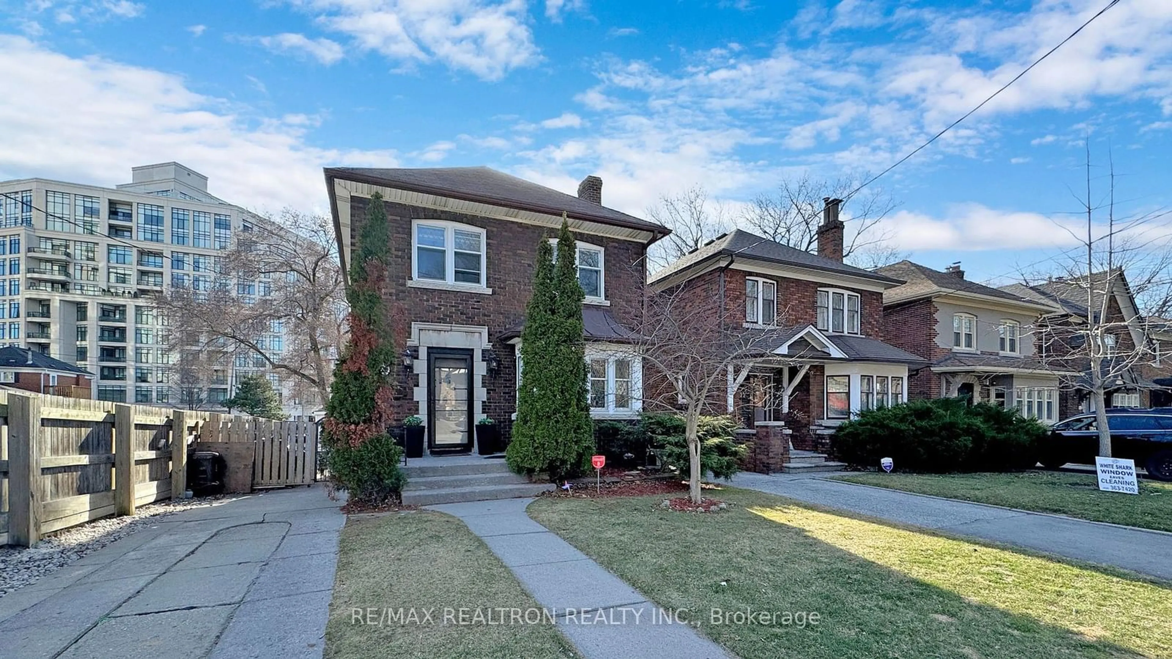 Home with brick exterior material for 20 Riverview Gdns, Toronto Ontario M6S 4E5