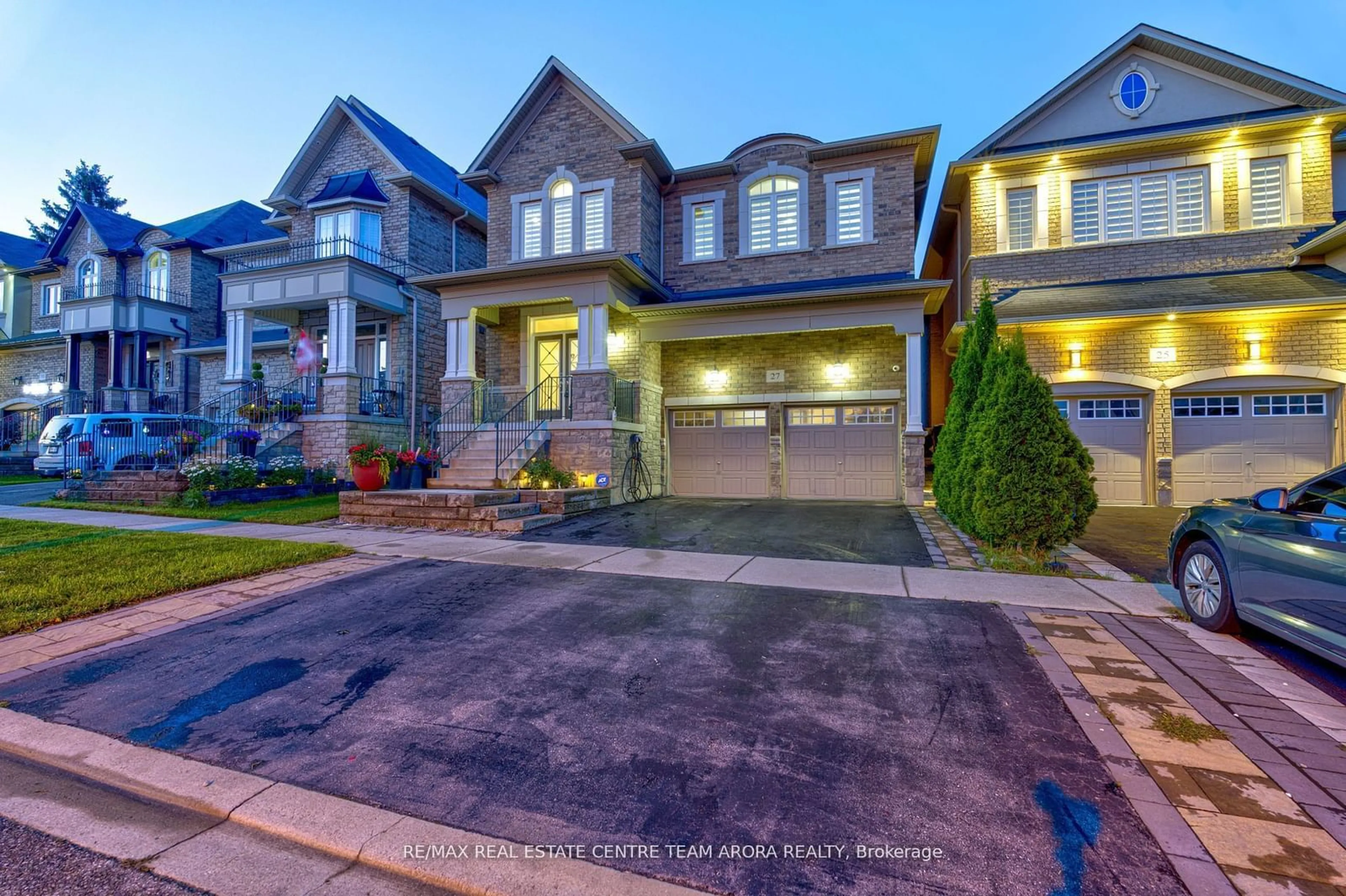 Frontside or backside of a home, the street view for 27 Monkton Circ, Brampton Ontario L6Y 0X7