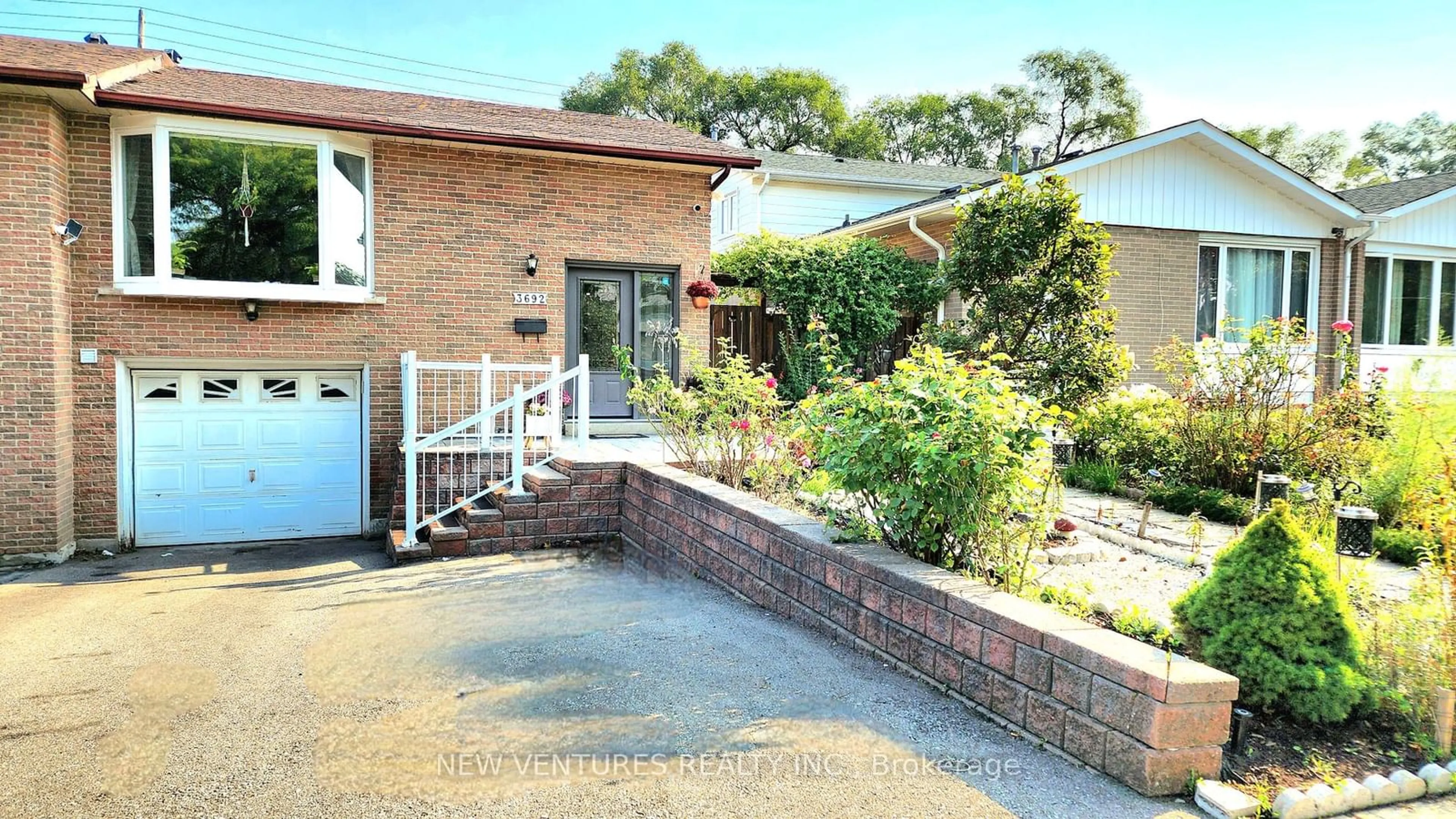 Home with brick exterior material for 3692 ELLENGALE Dr, Mississauga Ontario L5C 1Z7