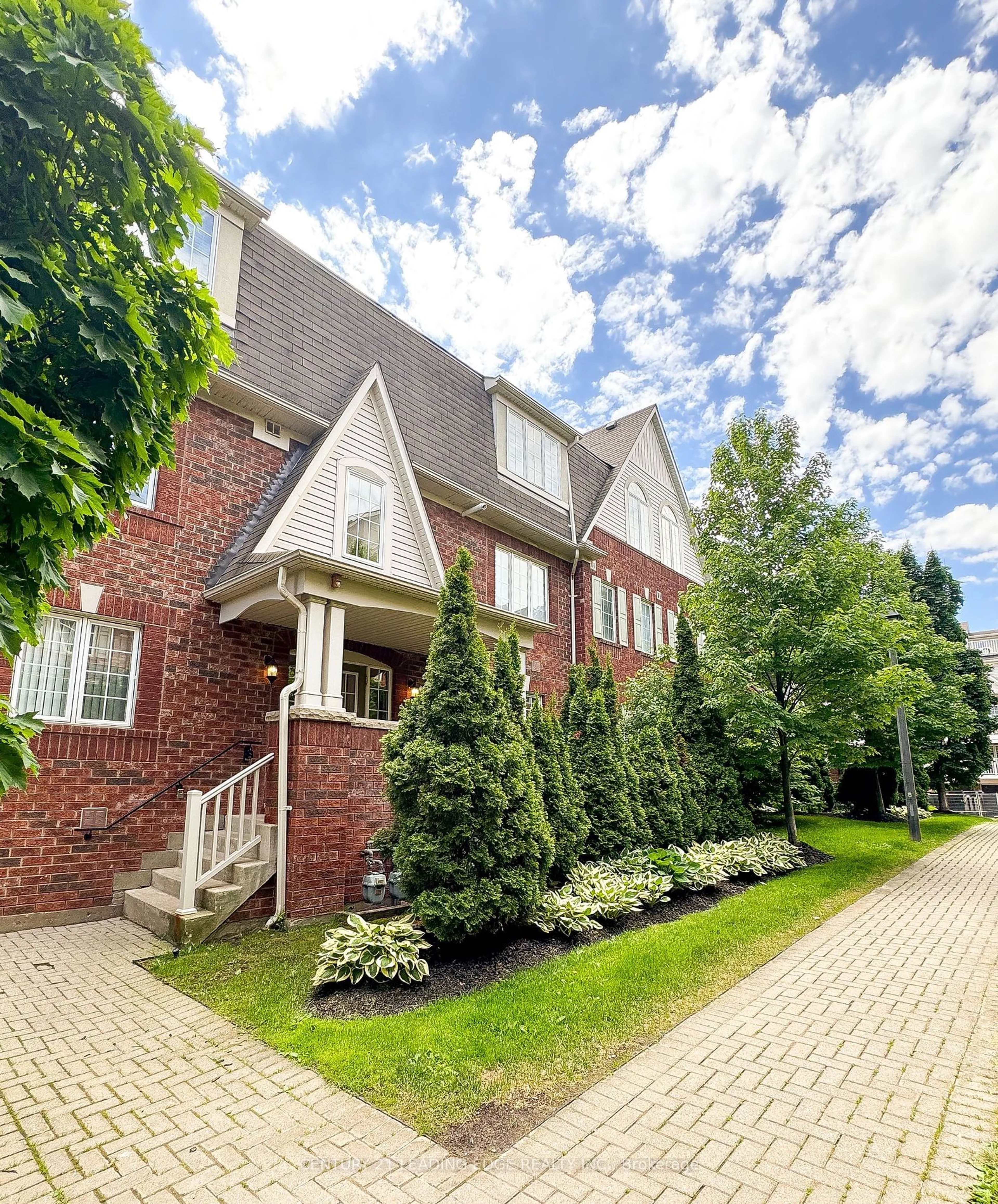 Home with brick exterior material for 760 Neighbourhood Circ #1, Mississauga Ontario L5B 0B7